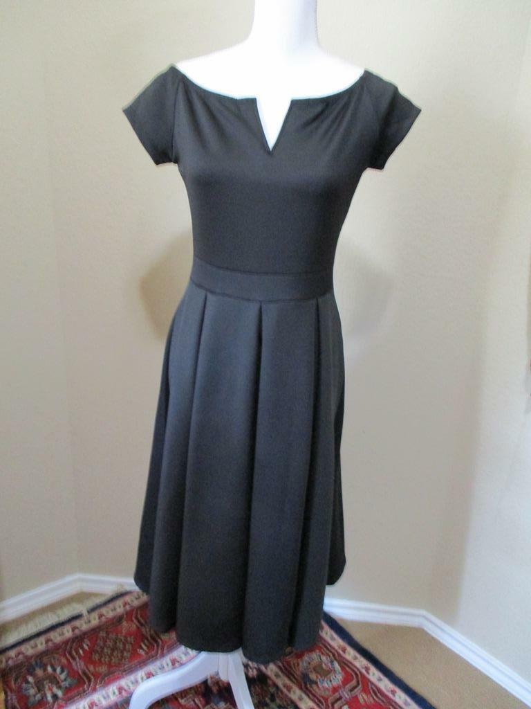 Black Short Sleeve Pleated Front Dress Women’s Size Medium Below Knee Length