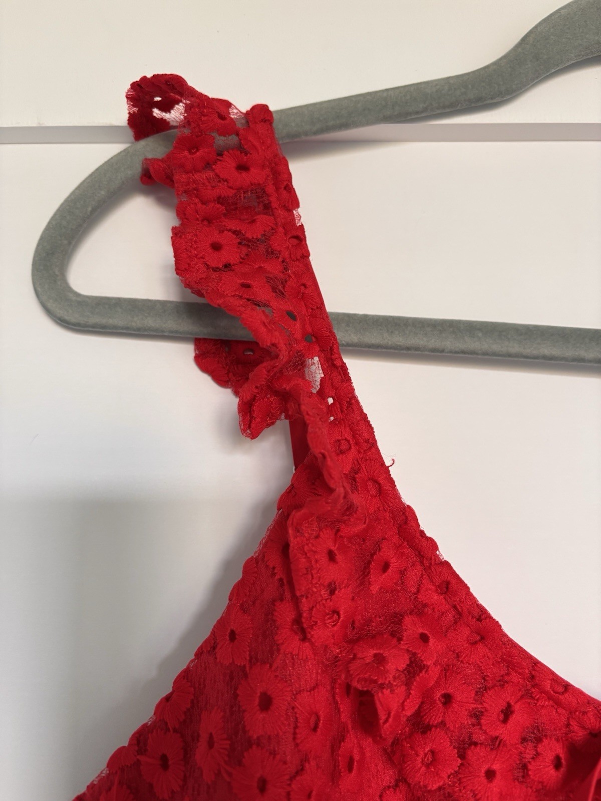SAINTS + SECRETS Red Floral Lace Scoop Neck Strappy Ruffle Zip Mini Dress M
