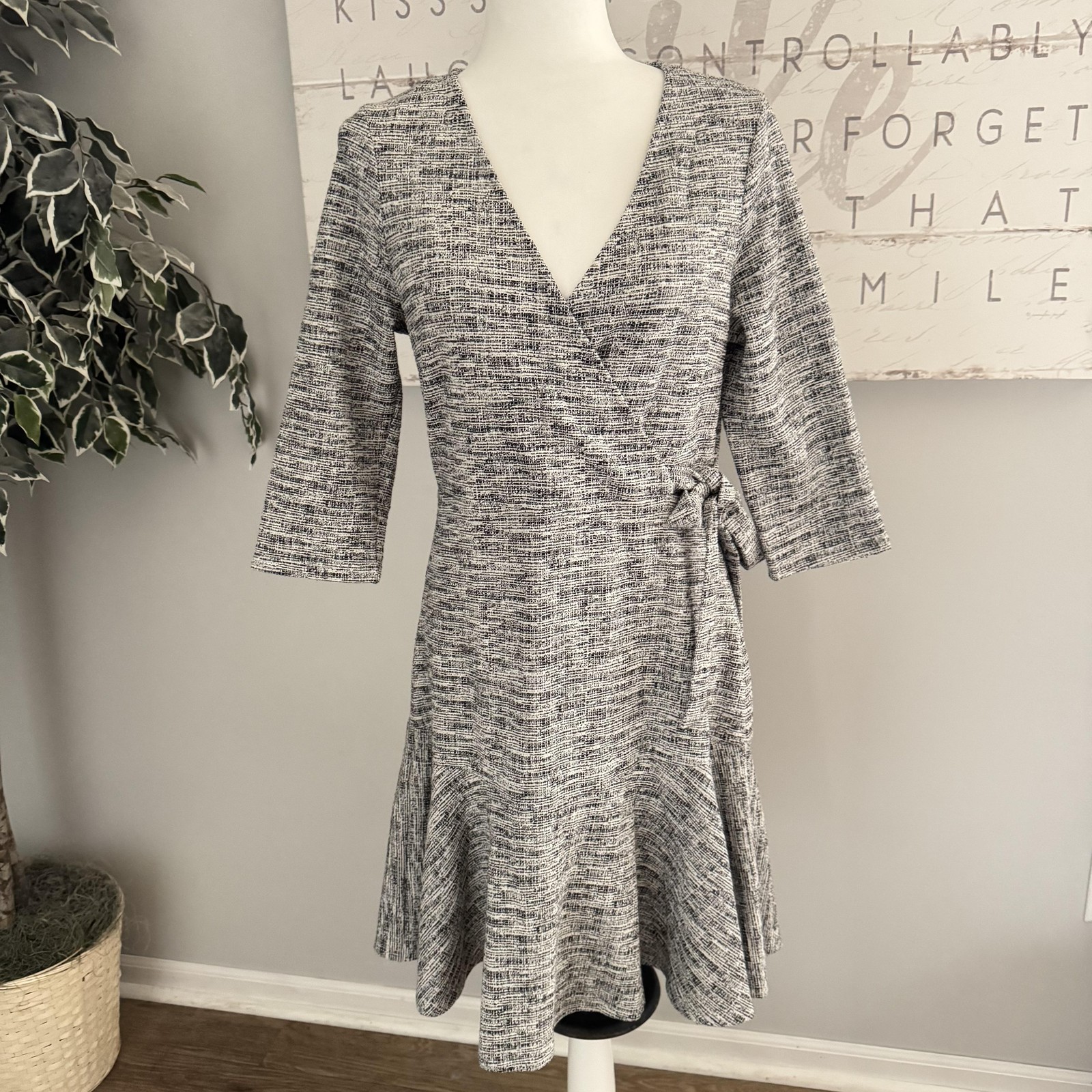 Gilli Dress Womens Large Gray Wrap 3/4 Sleeve Ruffle Hem Knee Length Old Money