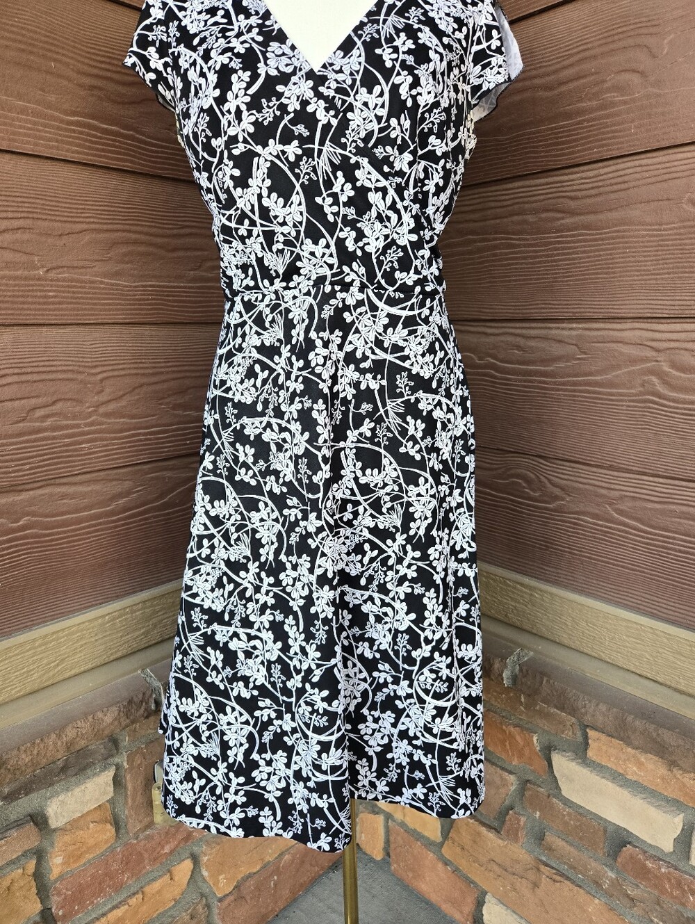Ann Taylor LOFT Black & White Floral Fit-and-Flare Dress Women’s Size 8