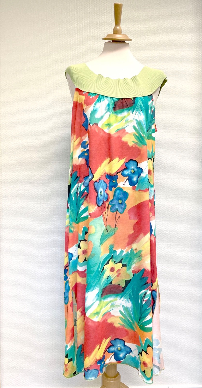 Women’s Floral Beautiful and Colorful Design Summer Dress Size L (EU 44–46)