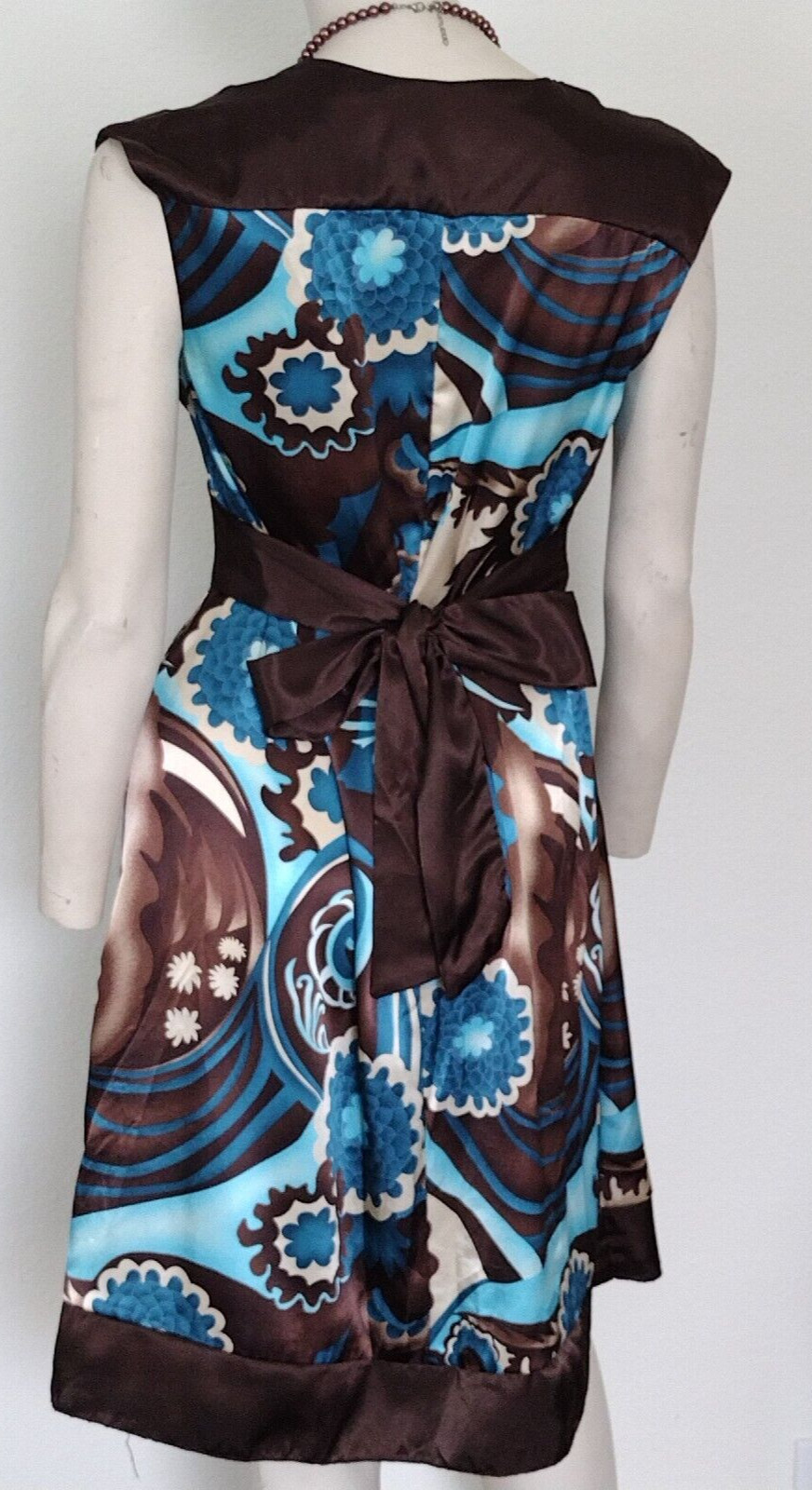 Woman A. Byer SATIN KNEE PULLOVER DRESS W/BACK TIE BELT Size 9 V-Neck Sleeveless