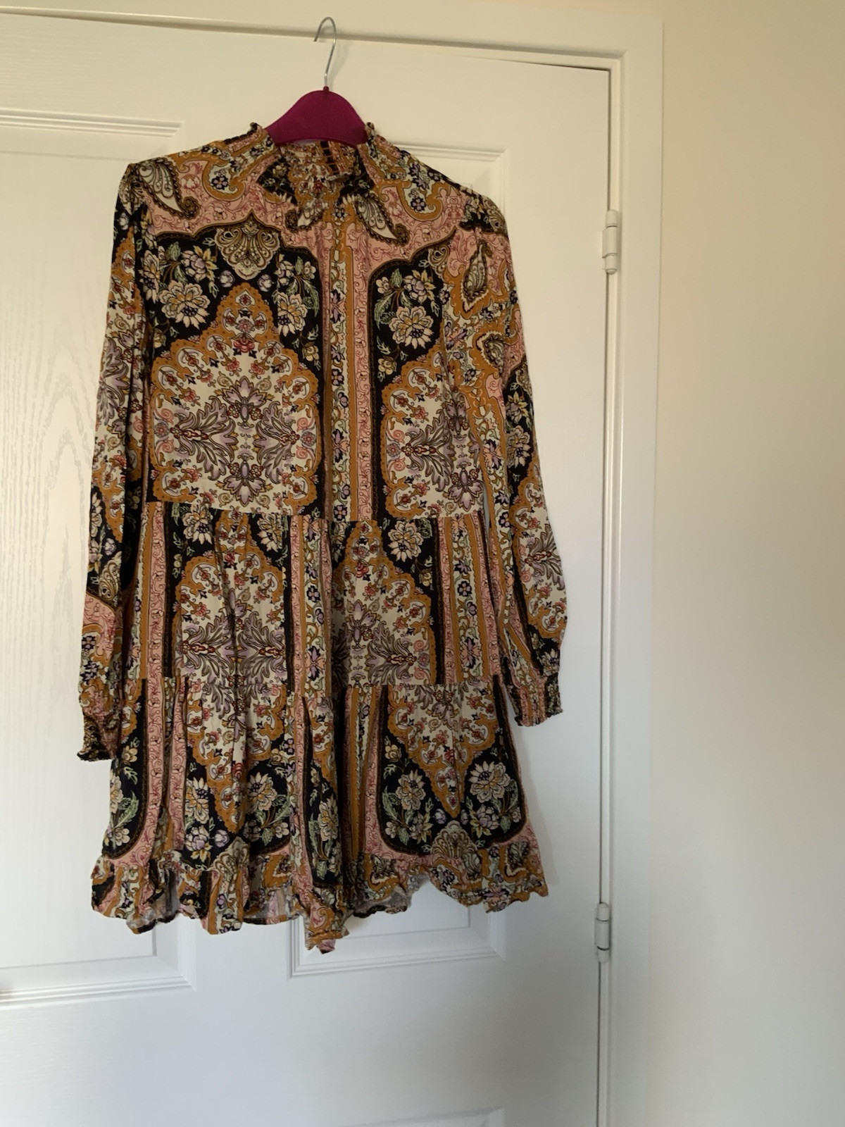 Lovely dress with shearling neck and cuffs, ruffled hem in viscose