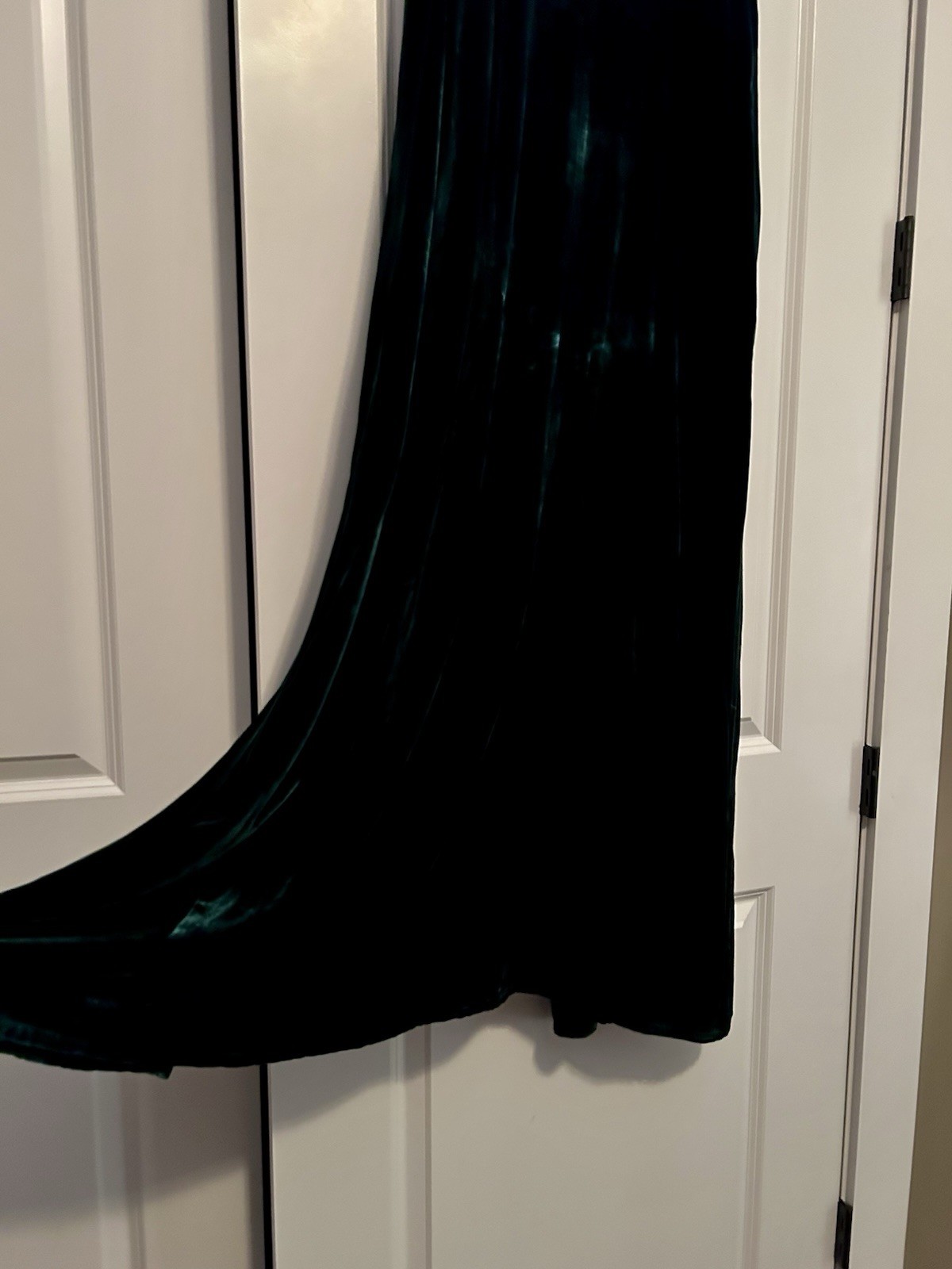 BCBGMAXAZRIA “Mallory” Emerald Green Evening Gown – M – Silk Velvet Slit Dress