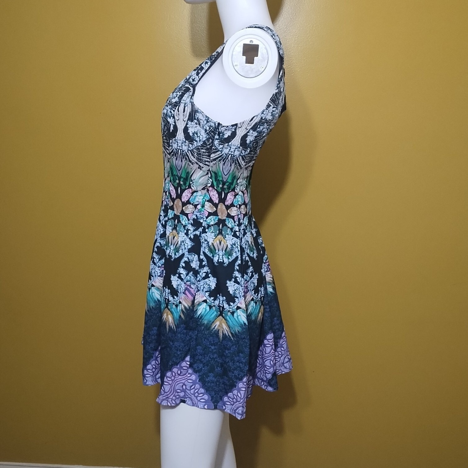 Ginger Fizz Sleeveless Keyhole Back Mini Dress Size 8 Boho Art