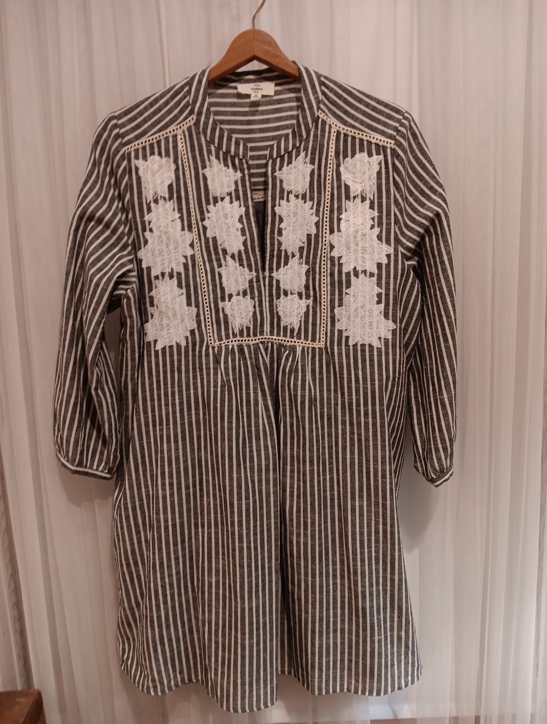 Entro Brand Gray And White Stripe Dress Medium Lager Look Appliqué