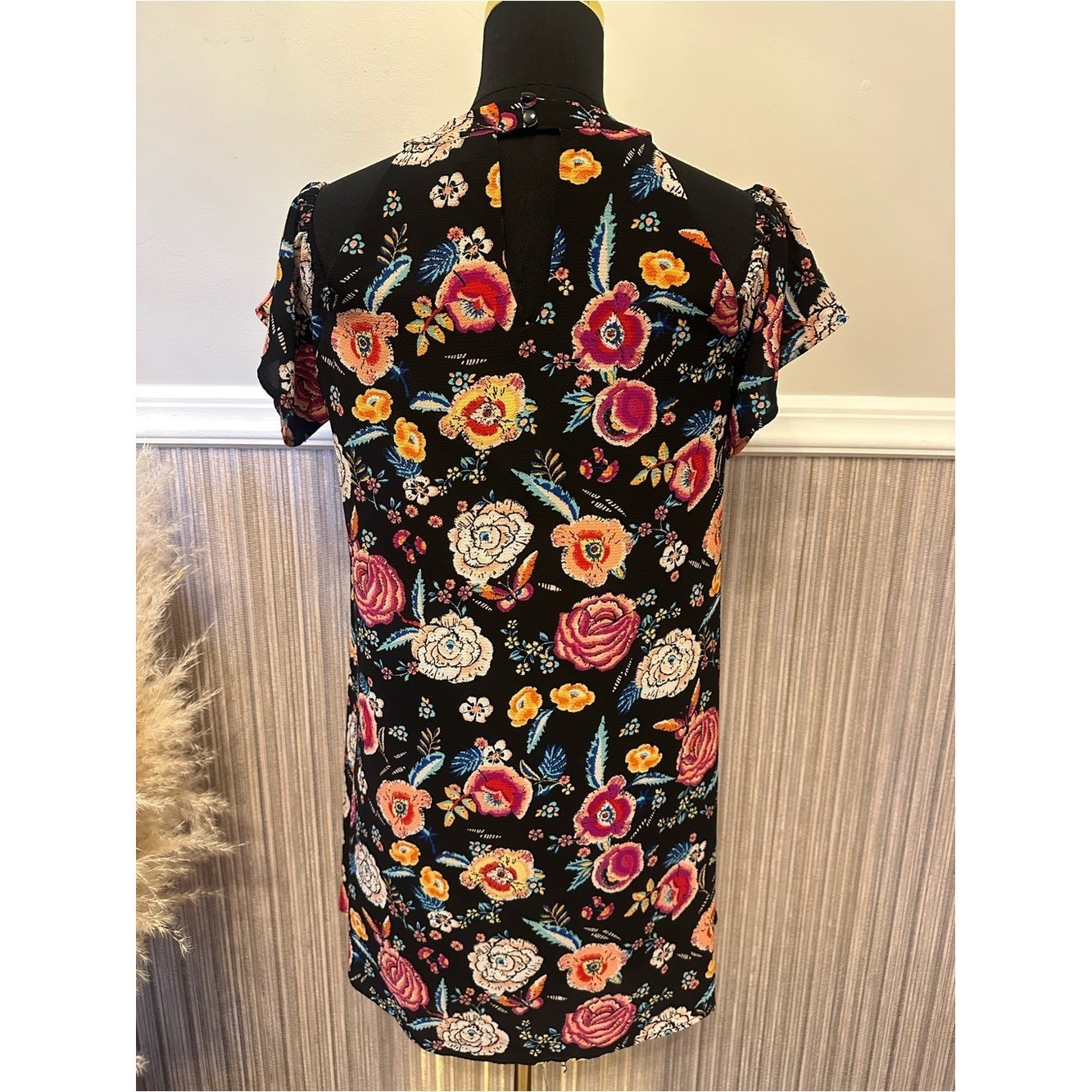 Love Reigns Floral Shift Dress Small Black Multicolor Flutter Sleeve Keyhole