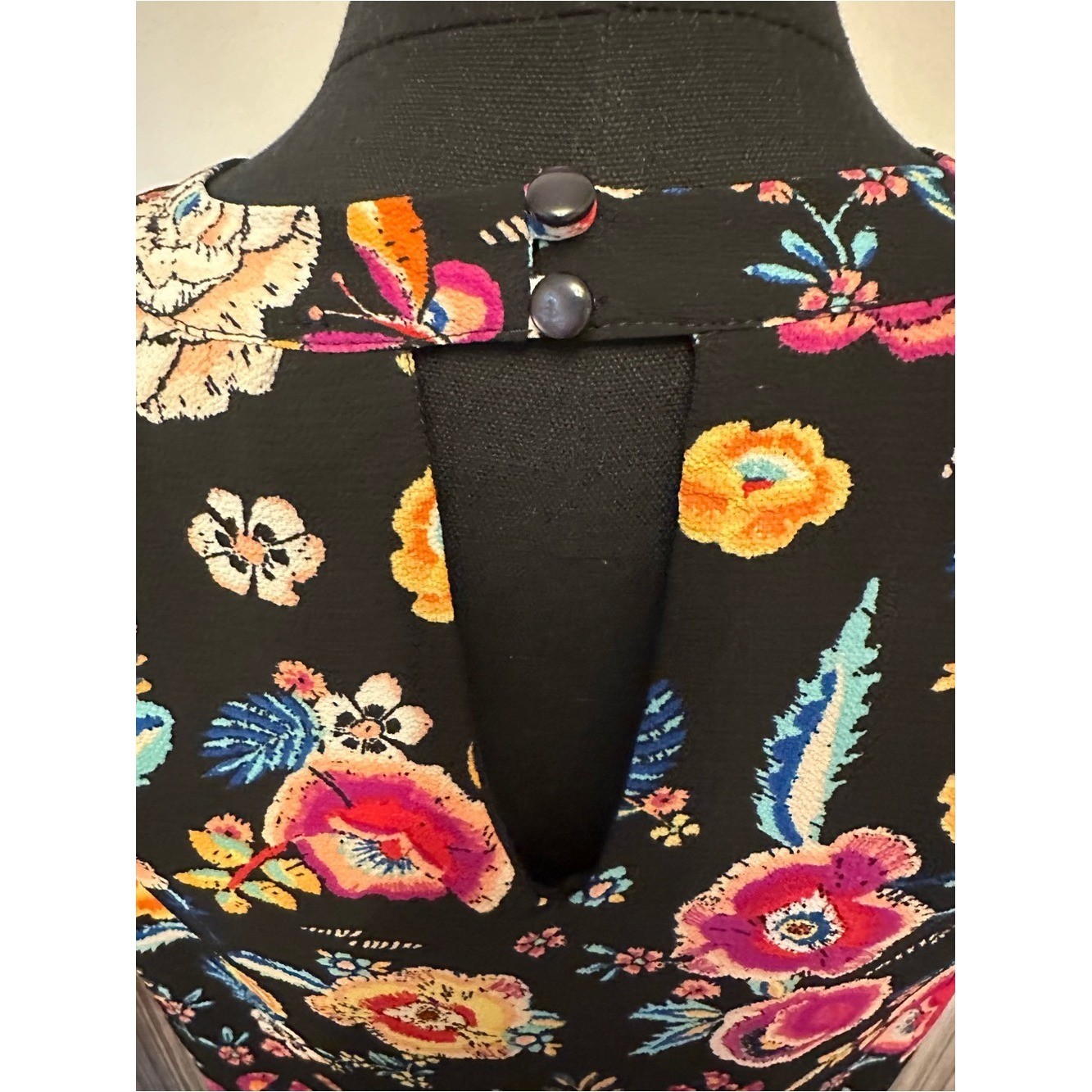 Love Reigns Floral Shift Dress Small Black Multicolor Flutter Sleeve Keyhole