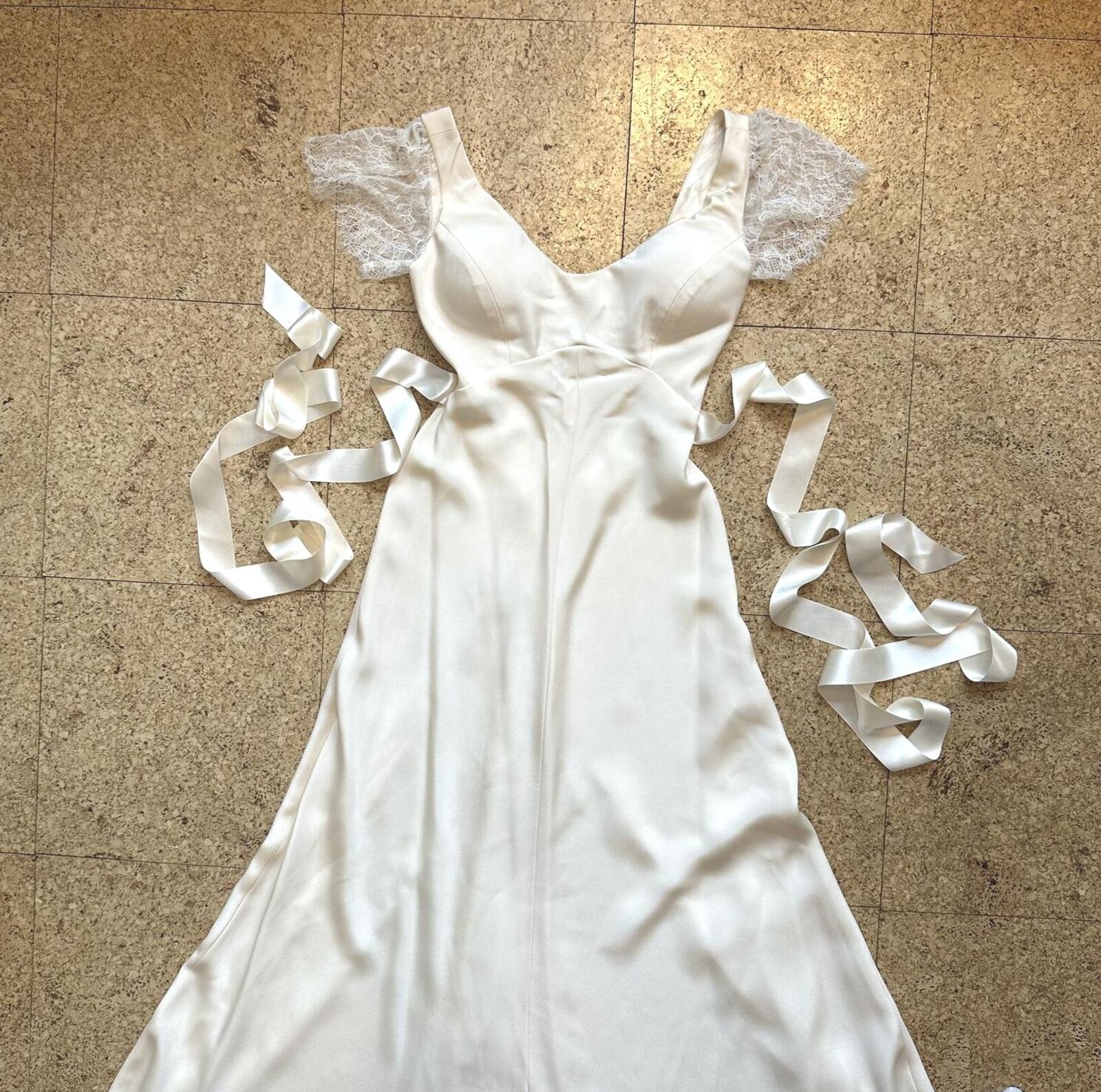 Ivory Wedding Dress XS (Est.) Sweetheart Deep V Lace Flutter Sleeve Train Bridal