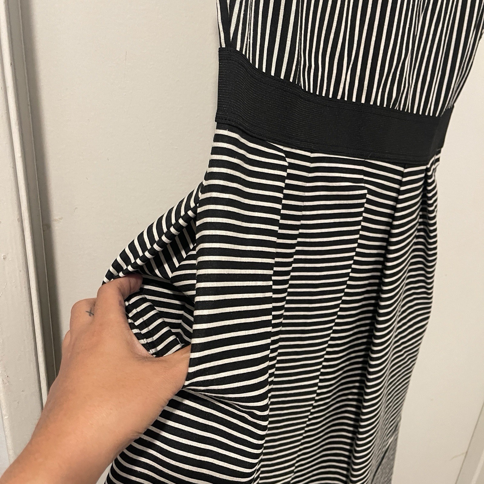 Eva Mendes For New York & Company Striped Black & White Dress – Small