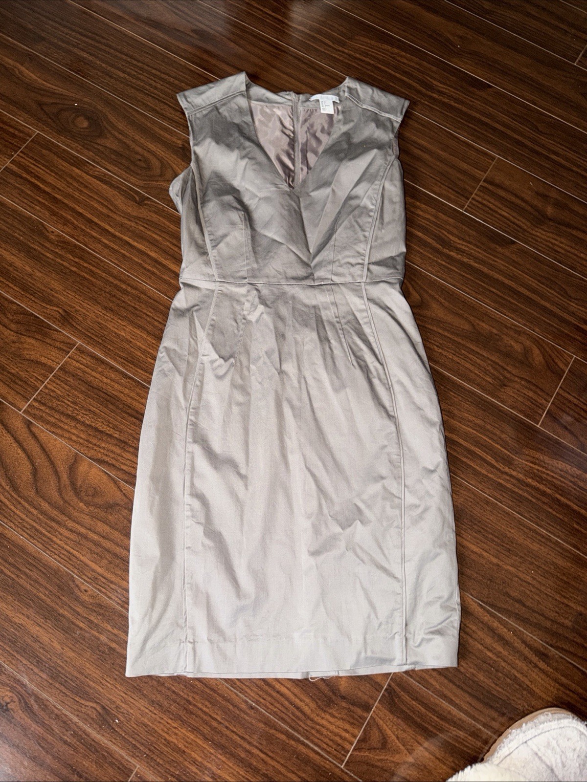 H&M Gray/Green Sateen Sheath Dress Size 6 Sleeveless Knee Length Stretch V-Neck