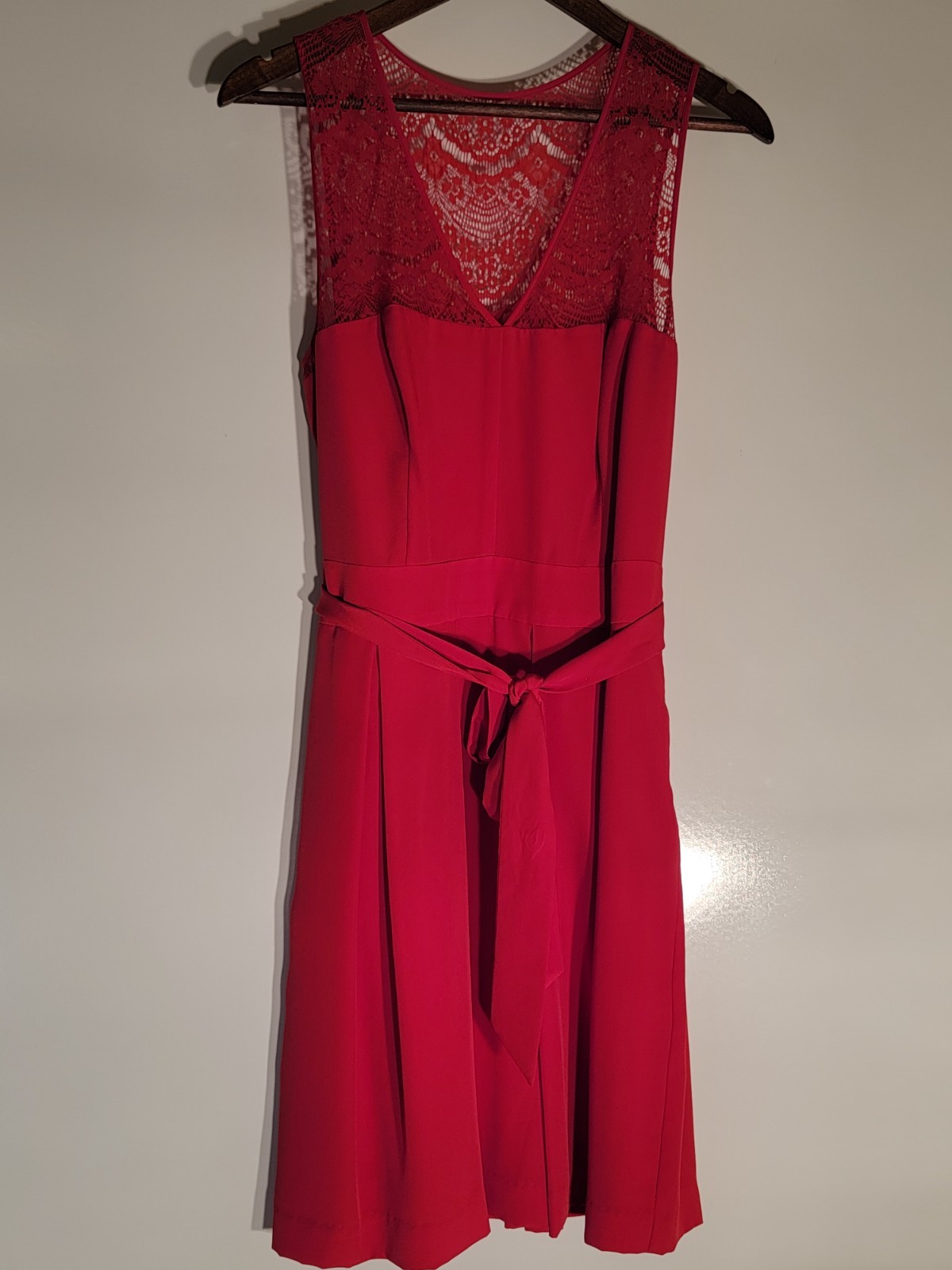 Guess Dress Womens 12 Red Lace Detail V-Neck Sleeveless Knee Length Side Zipper