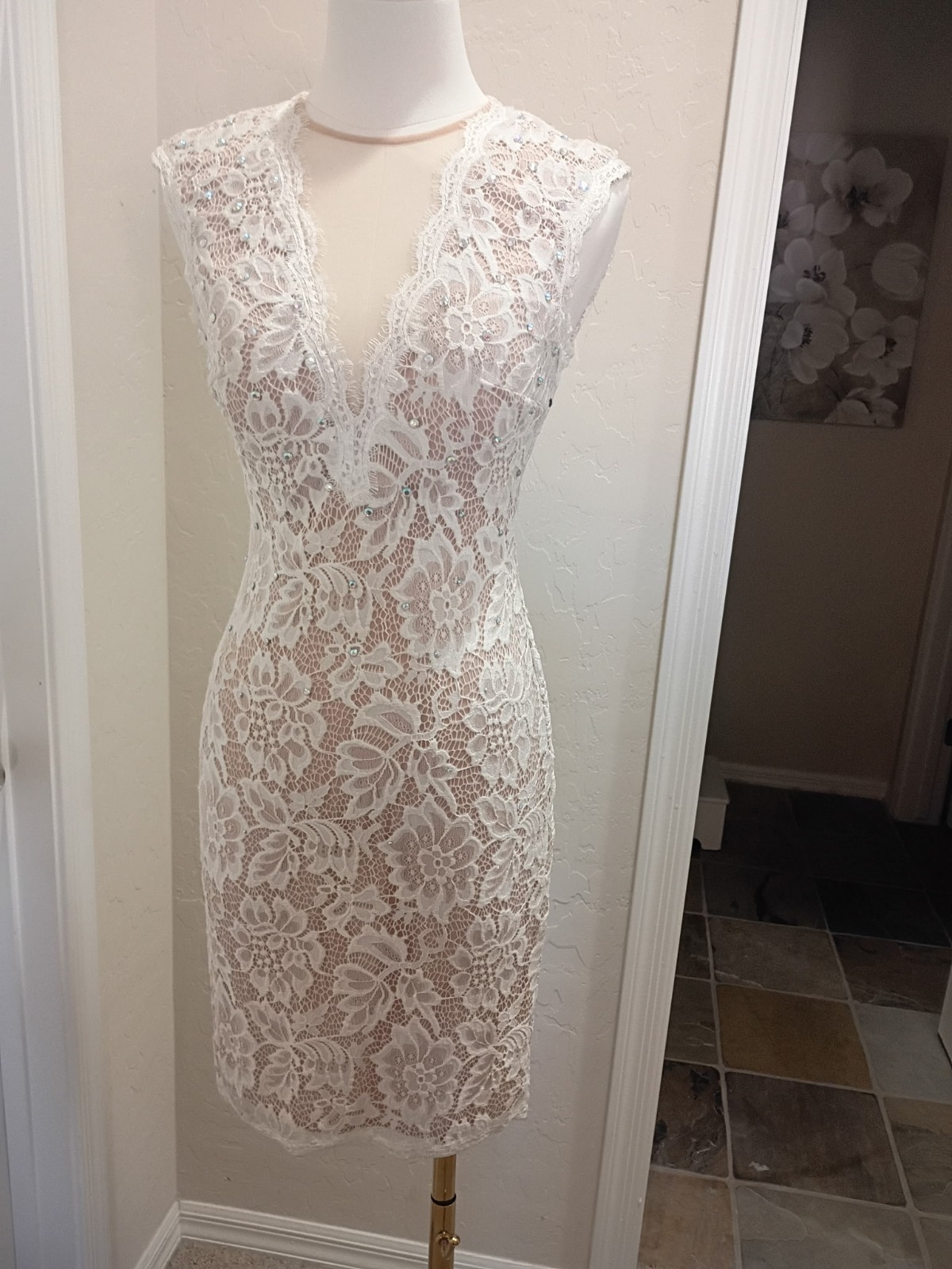 BETSEY ADAMS GORGEOUS EVENING LACE AND RHINSTONE DETAIL DRESS IVORY/ NUDE SZ. 0
