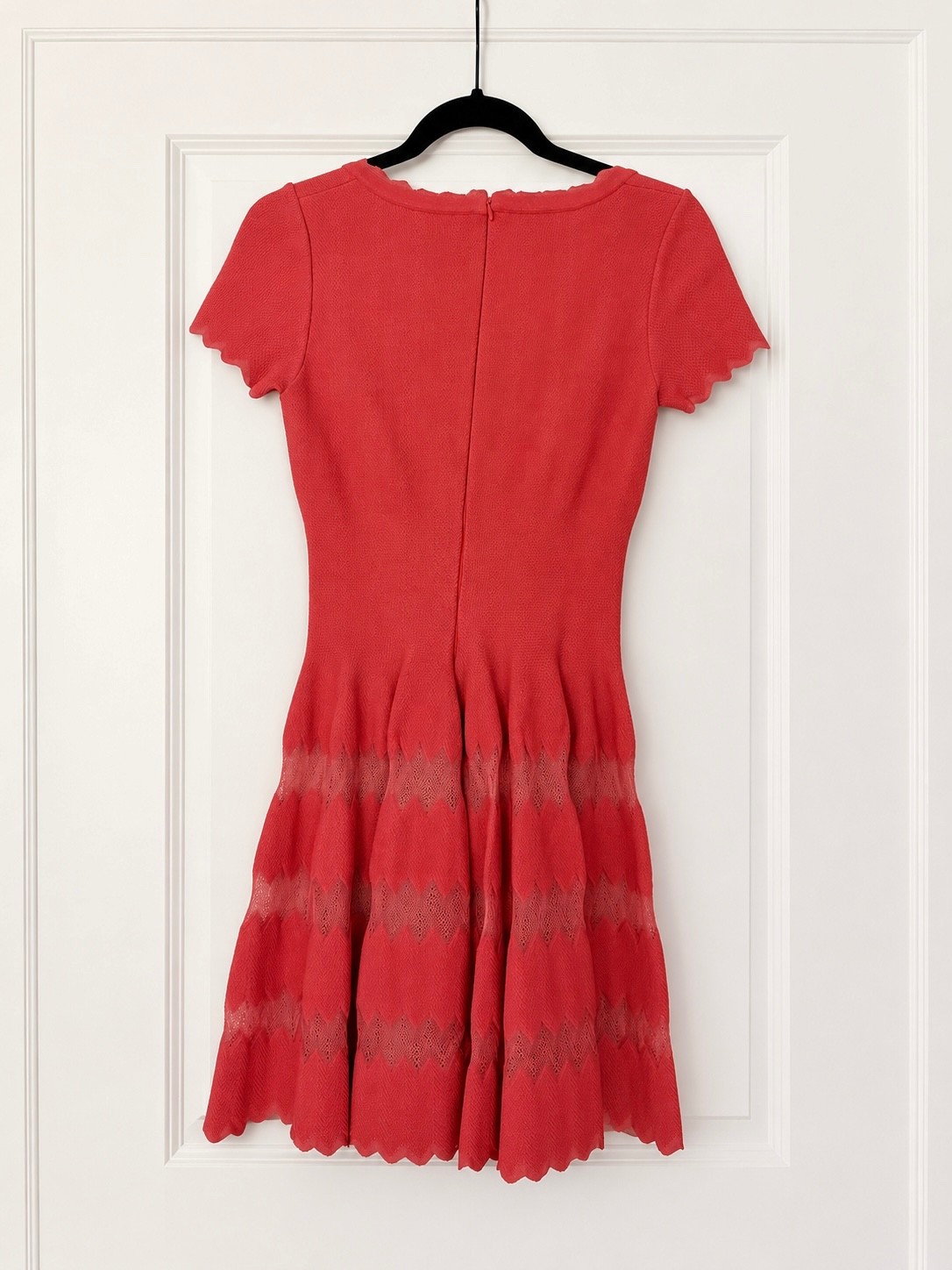 ALAÏA Short-sleeved A-line dress with scalloped hem, Coral color, Size 38.
