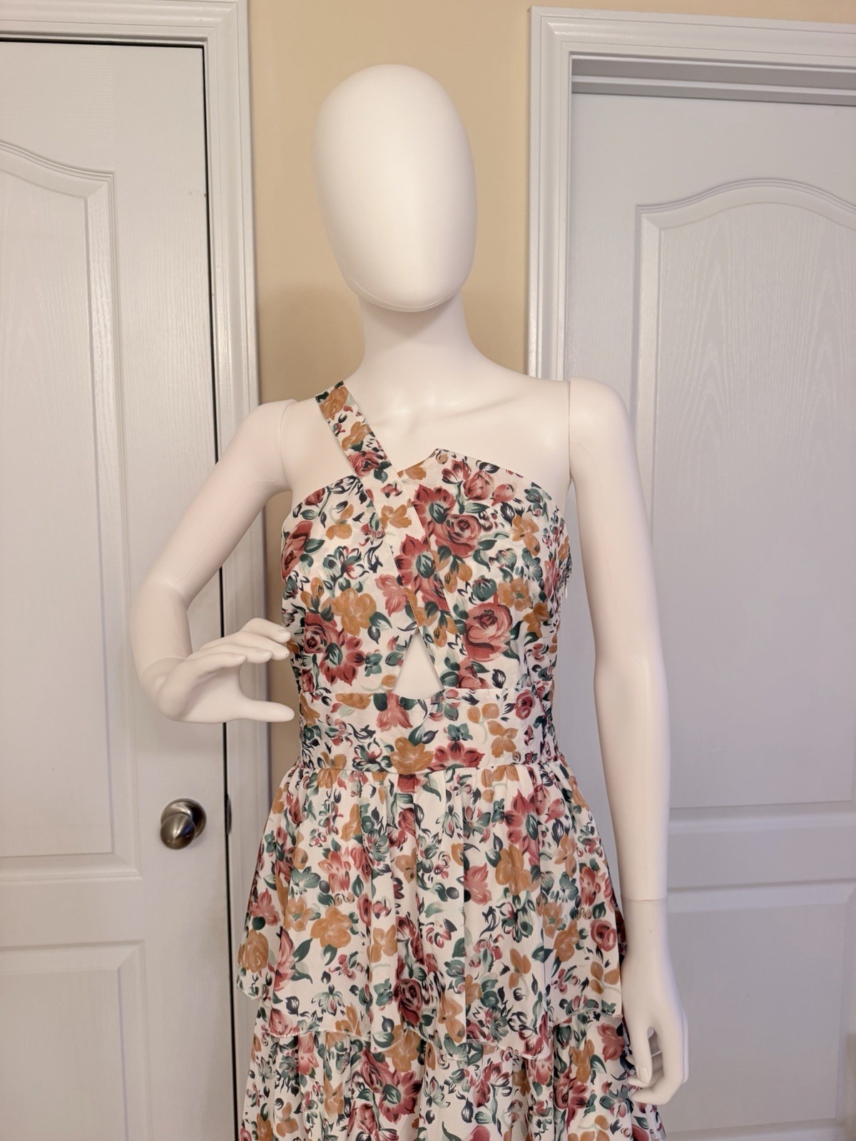 NWT Reverse One-Shoulder Floral Tiered Maxi Dress Cream w/Peach Roses Size 12