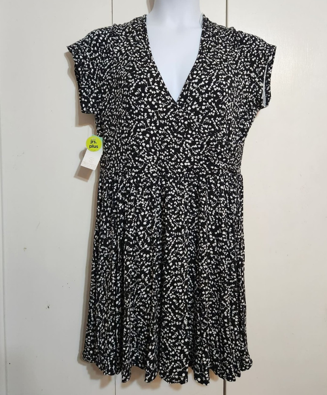 NWT Decree Juniors Plus 1X Dress Black White Ditsy Floral Faux Wrap Fit Flare