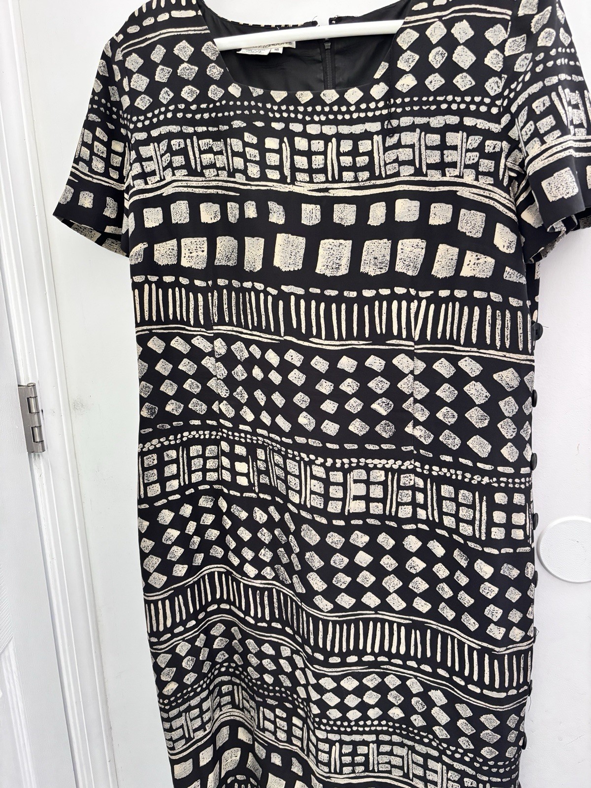 Maggie London Sz 16 Black Beige 100% Silk, Button On Side Zipper 44×40 Waist 37