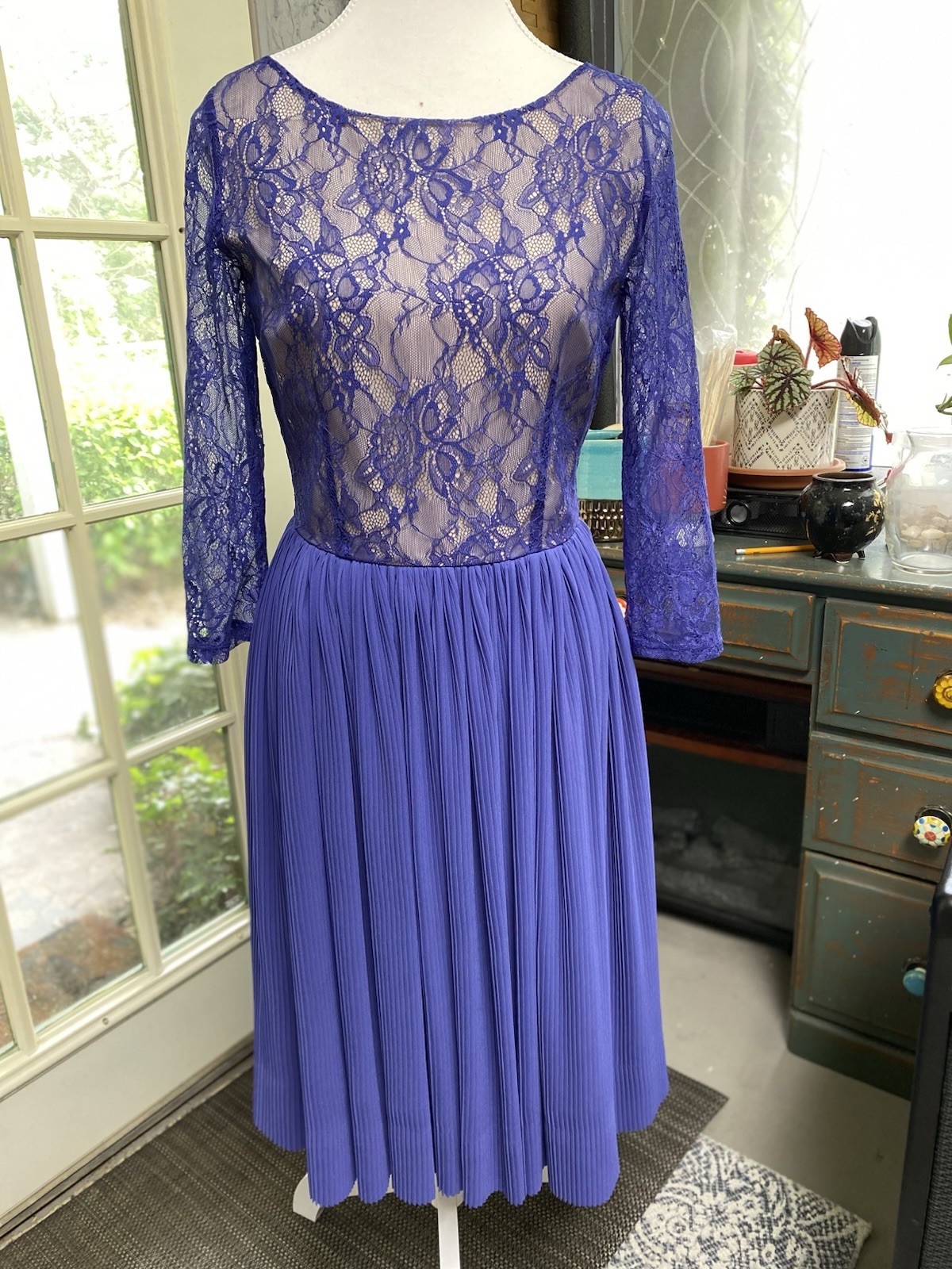 Geode Bridesmaids Formal Purple Lace Sheer Long Sleeve Dress Pleated Skirt Small