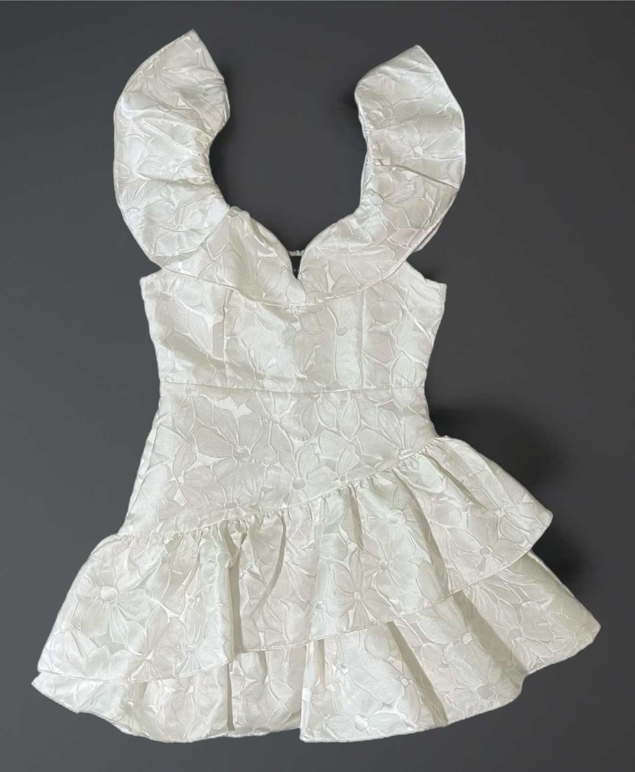 🍥 DO+BE White Floral Jacquard Mini Dress | Women’s Sm | V-Neck | Ruffle Sleeve