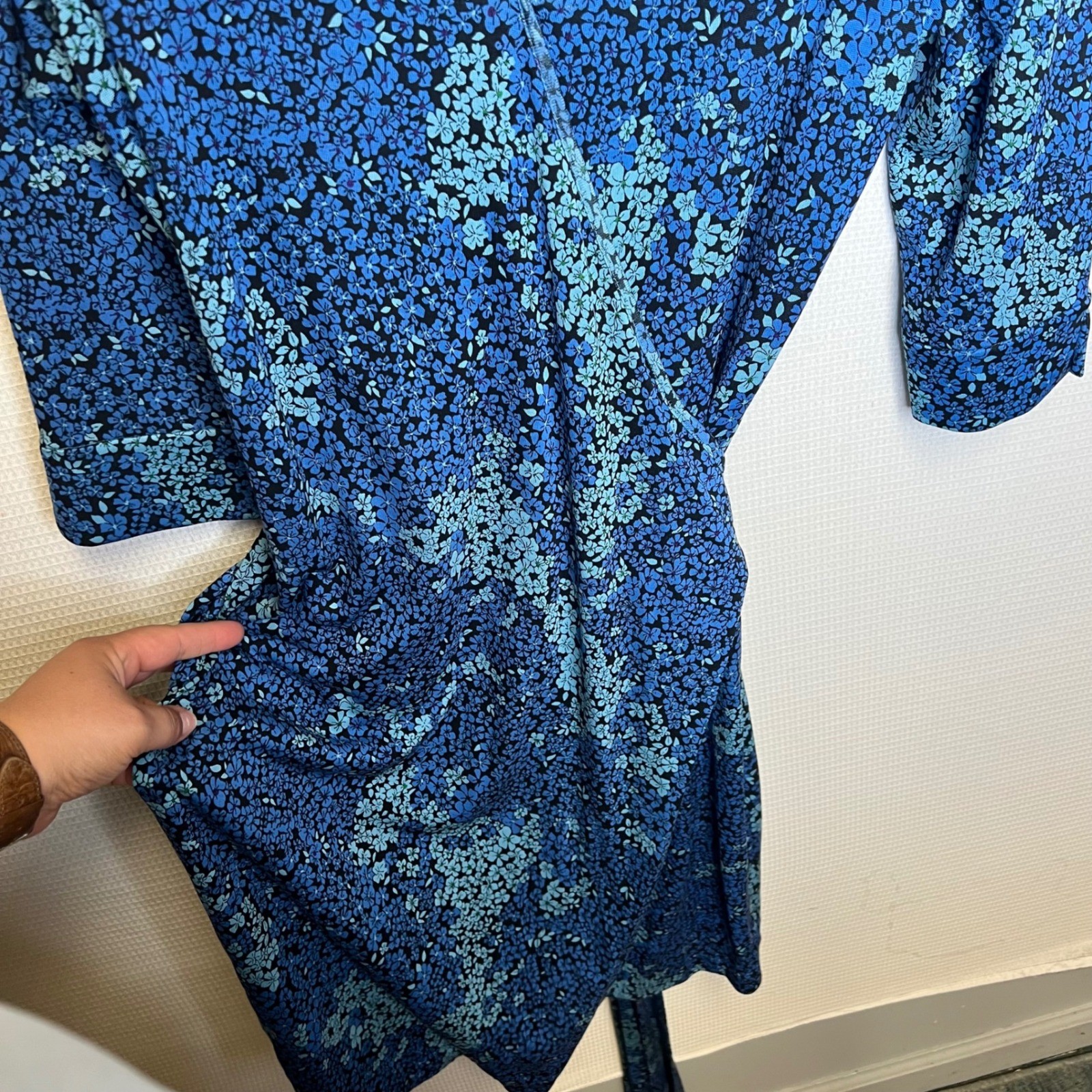 August Silk Womens Blue Floral 100% Silk Wrap Dress 3/4 Sleeve Size 10 V-Neck
