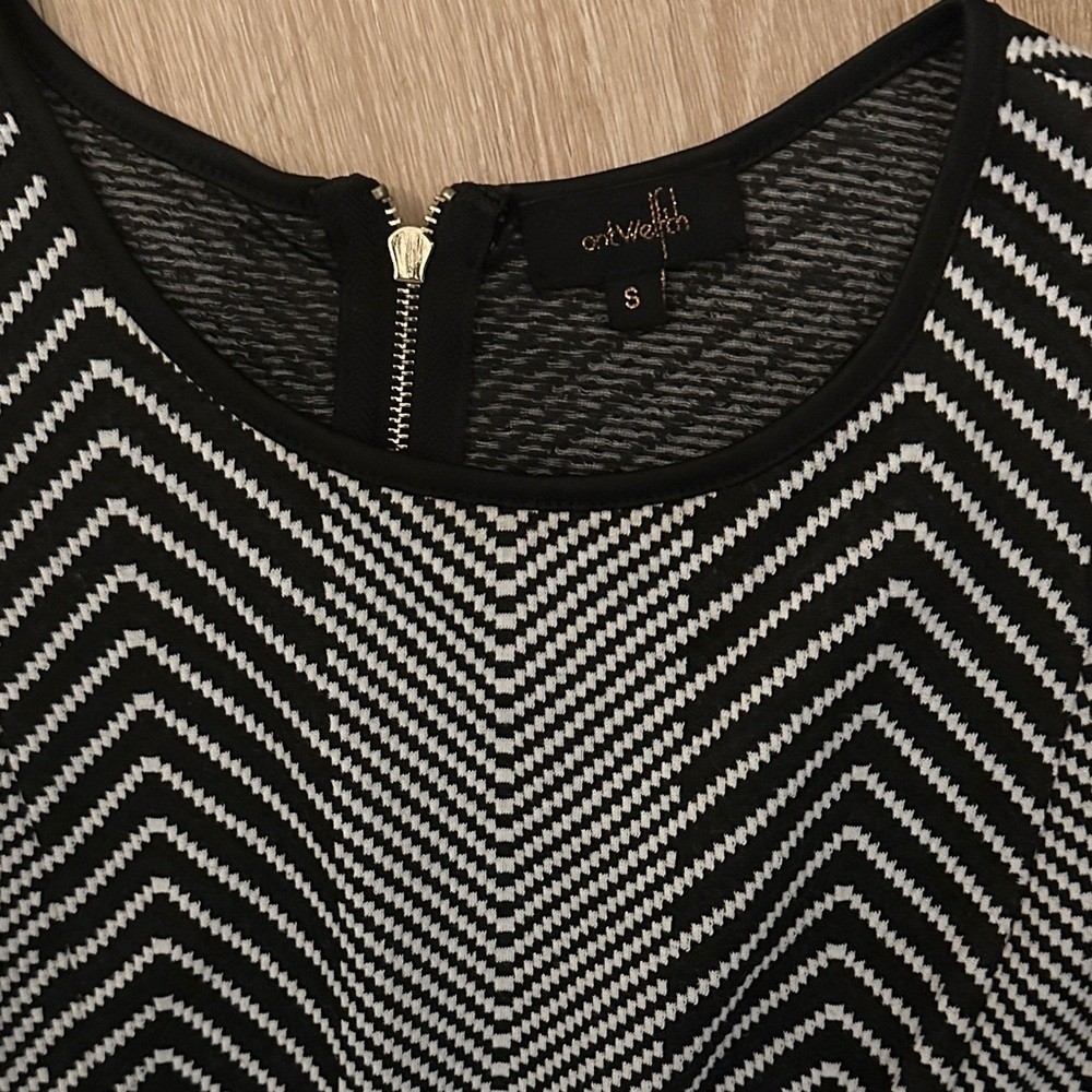 Elegant Black and White Chevron Backless Dress