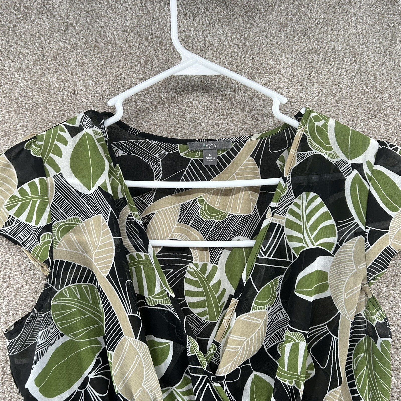 Apt. 9 Women’s Size L Green & Black Leaf Design V-Neck Cap Sleeve Top