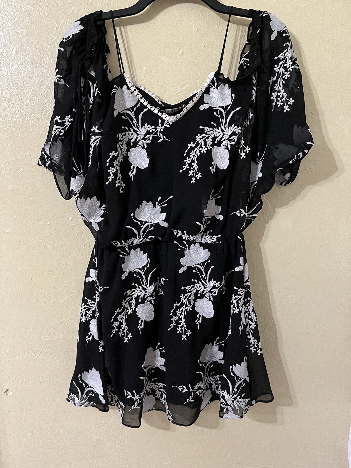 NWT Alice + Olivia Holden Embroidered Floral Mini Dress Cold Shoulder QQ120