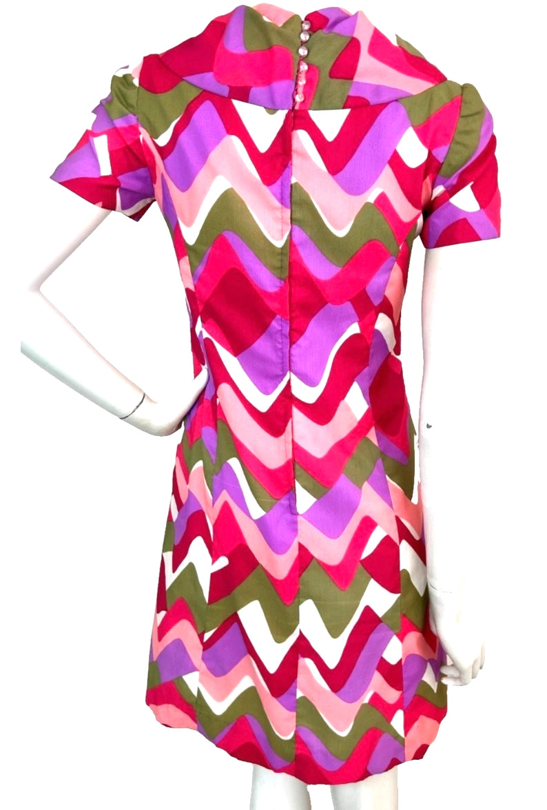 60s Graphic Mod Print Dress Size Small Pink Short Sleeve Clear Buttons Cowl-neck