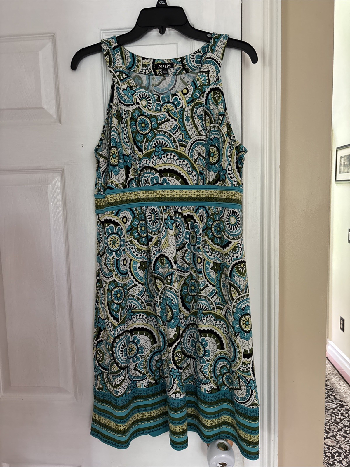 Woman’s Sleeveless Dress Medallion Print Petite Medium Apt 9 8/10/12 Beachy