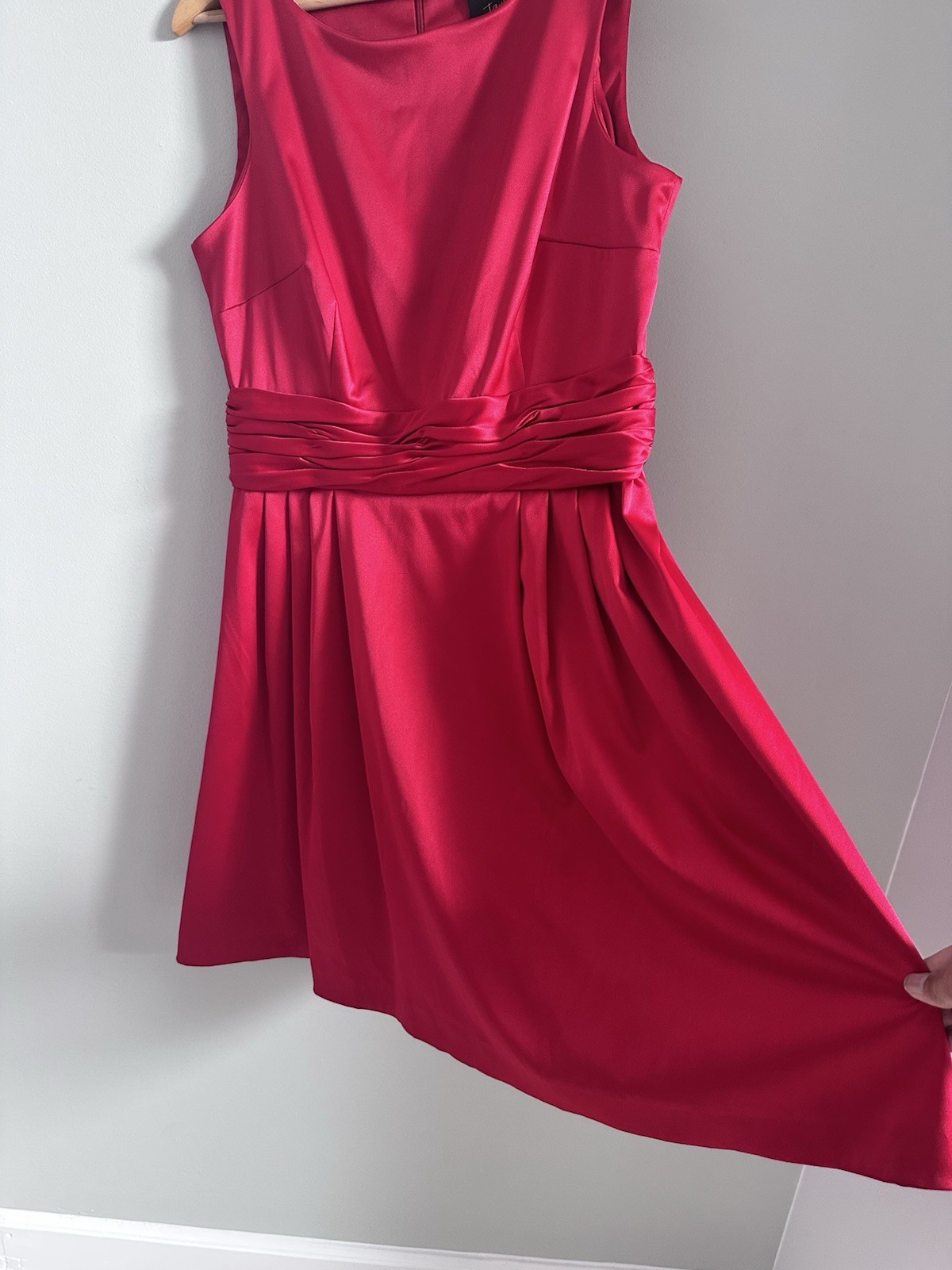 Women’s Red Dress Size 14 Satiny Opaque Sleeveless Cocktail Party Knee Length
