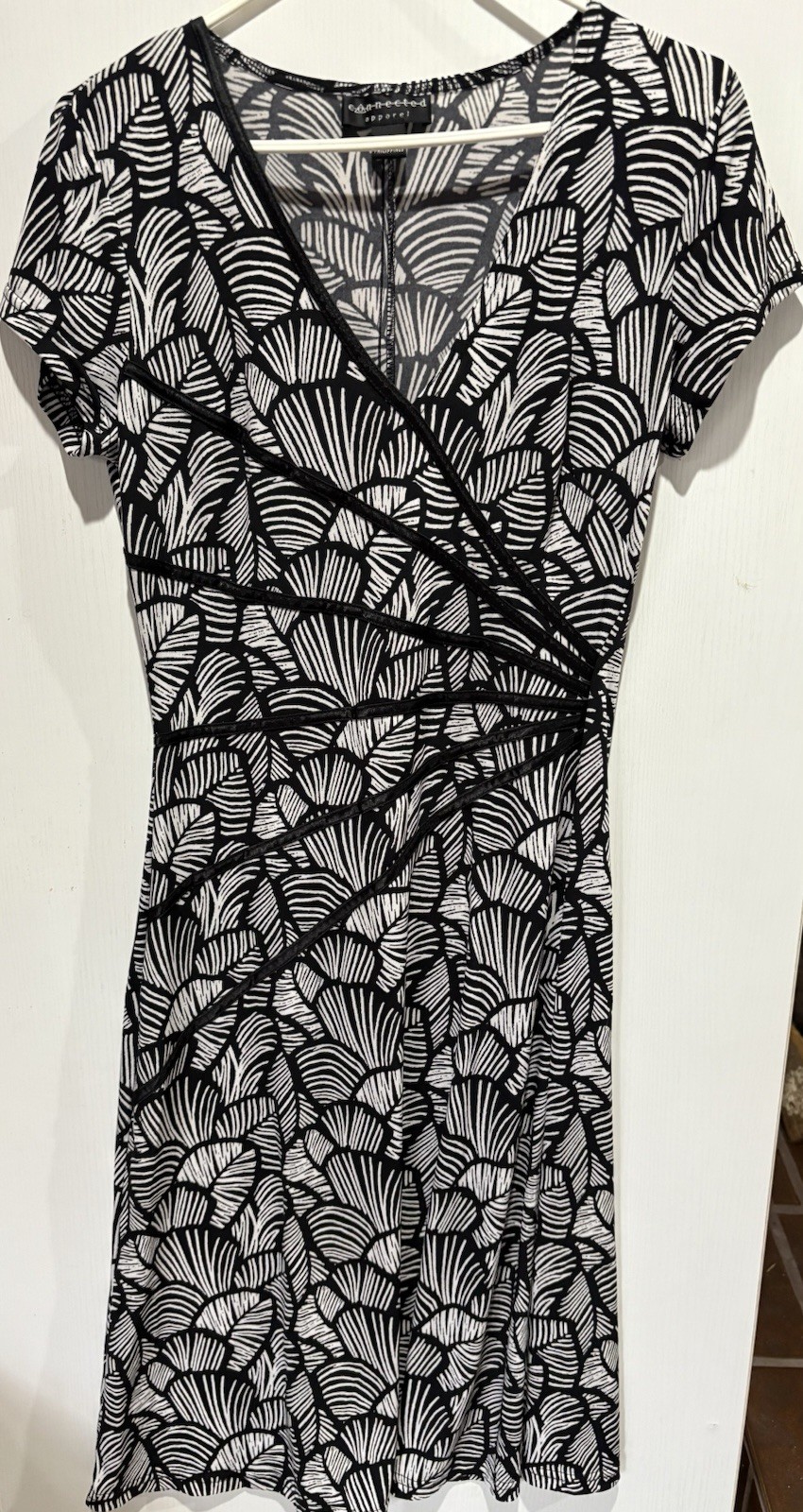 Connected Apparel Black & White Geometric V-Neck Ruched Sheath Dress Size 10