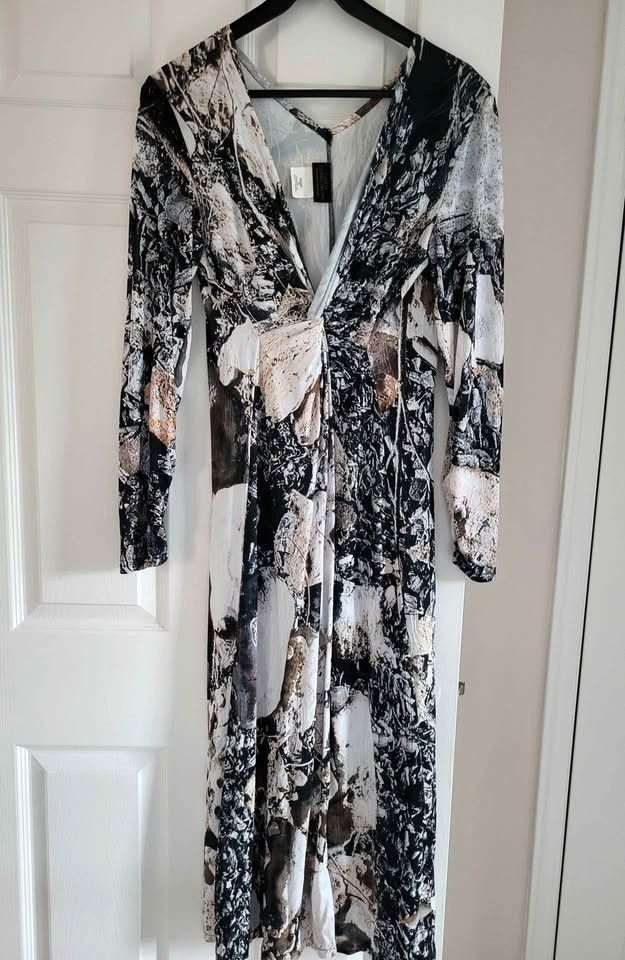 Linda Lundstrom Long Wrap Maxi Dress Size 10 Medium White Black Abstract Print