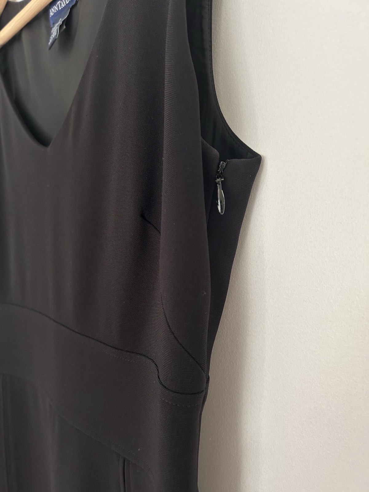 Ann Taylor Black Solid Crepe V-Neck Sleeveless A-Line Lined Zip Dress 0