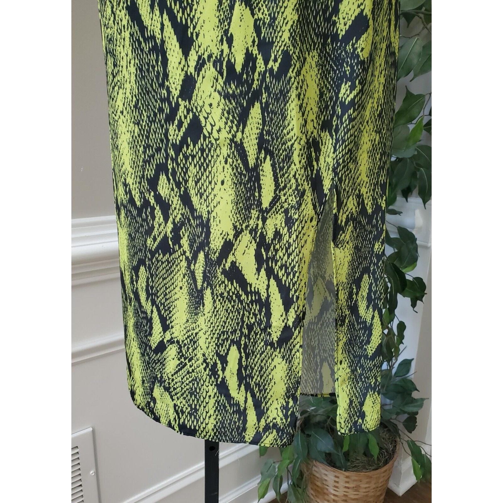 Sans Souci Green Snake Print Polyester V-Neck Sleeveless Knee Length Dress Large