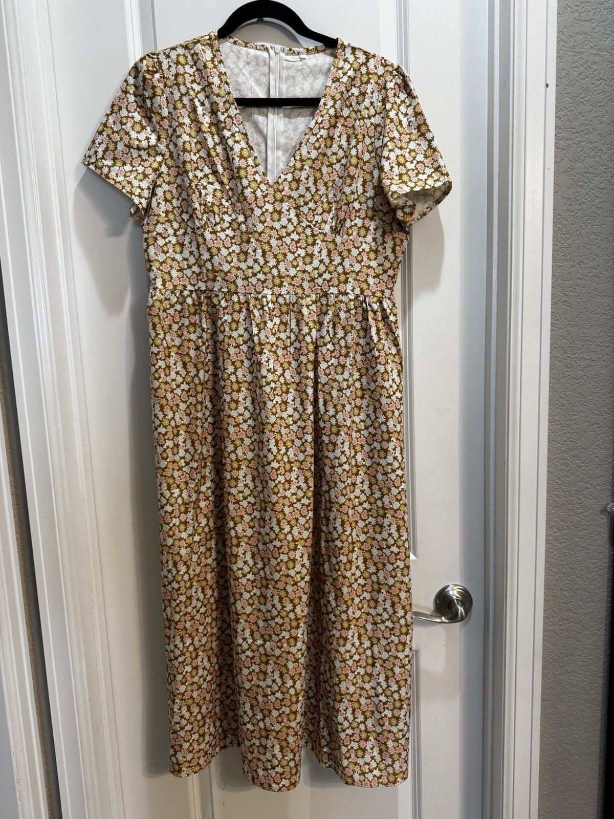 Beige Floral maxi Dress Large Back Zipper Vneck Short Sleeves Slide Pockets