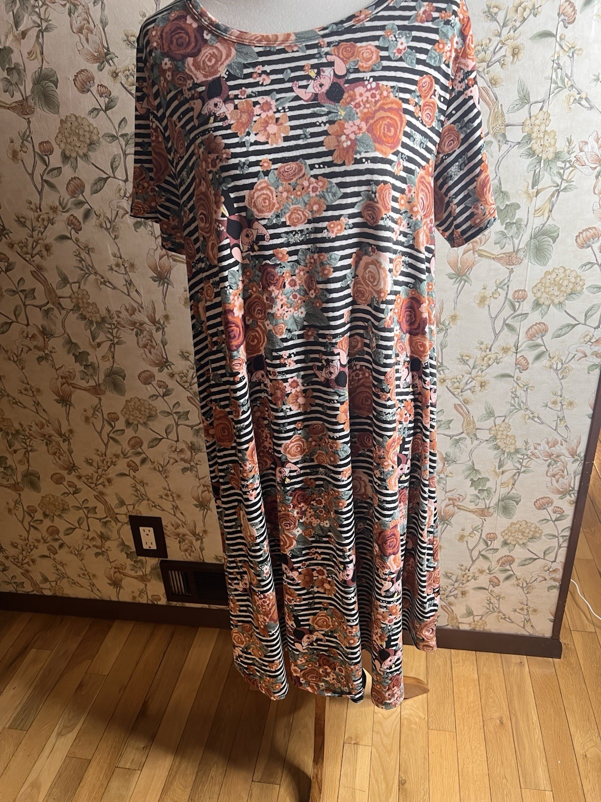 Women’s Dress Size XL Disney Villains Queen Of Hearts Alice In Wonderland Floral