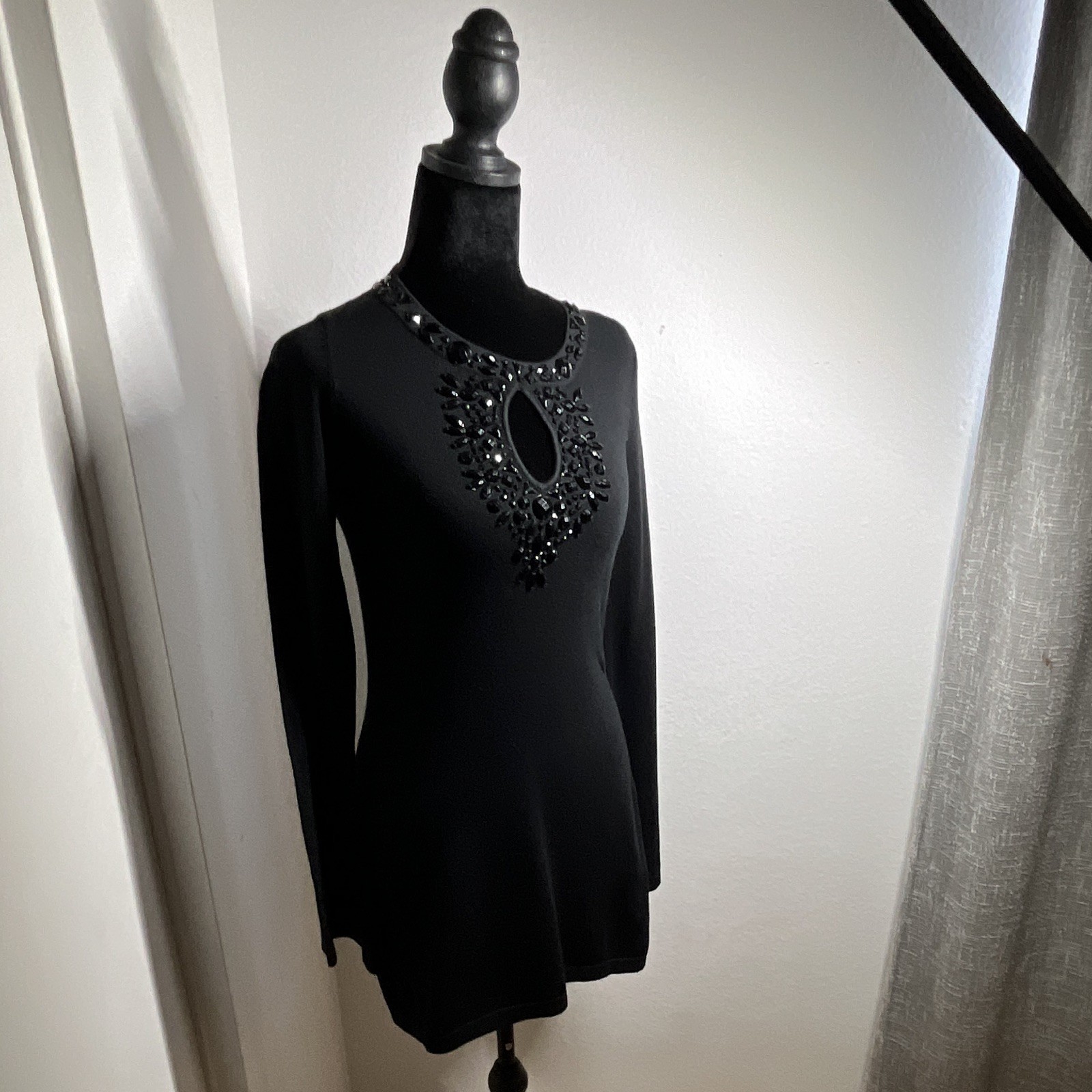 Esperanza Women’s Black Solid Mini Dress Beaded Keyhole Round Neck L/S M