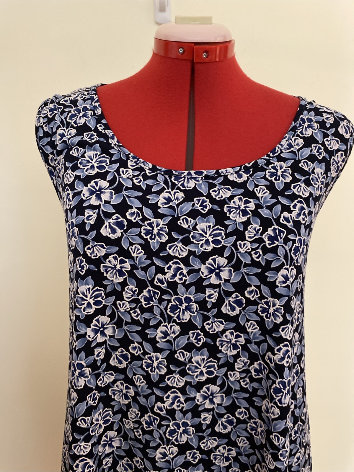 SJS DRESS~XL~BLUE WHITE FLORAL~SHIFT~SLEEVELESS~ABOVE THE KNEE~STRETCH