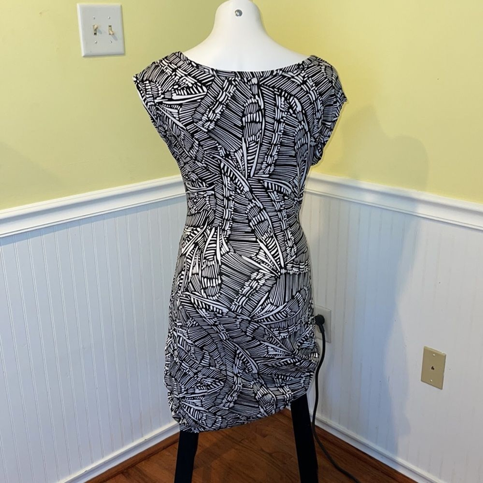 Spense Ladies black and white print sheath dress. Size large.