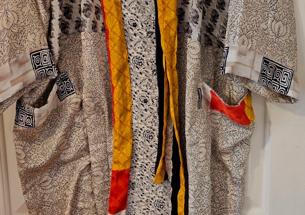 Silk Kimono Robe~ Women’s One Size~ Kimono ~Floral, Leaves ~ Gray, Golden~NEW