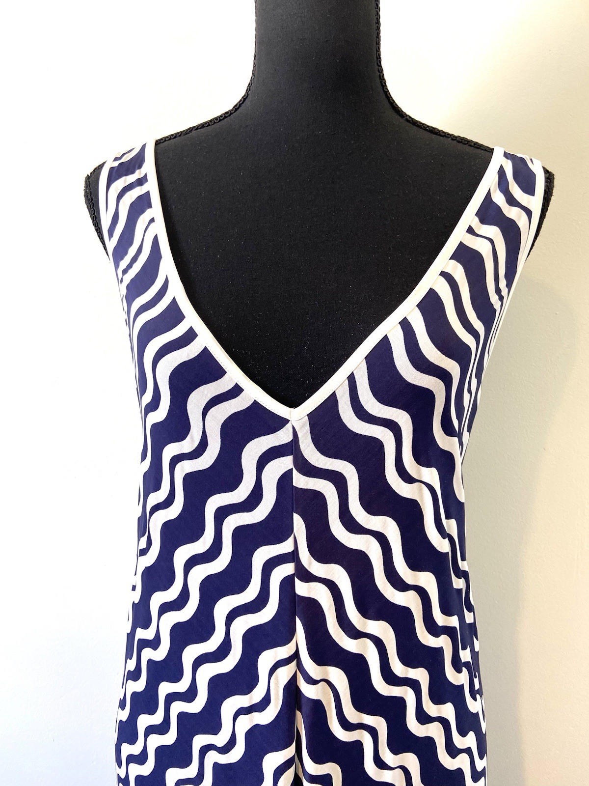 Leona By Leona Edmiston Size M Midi Dress Sleeveless Blue / White Wave Pattern