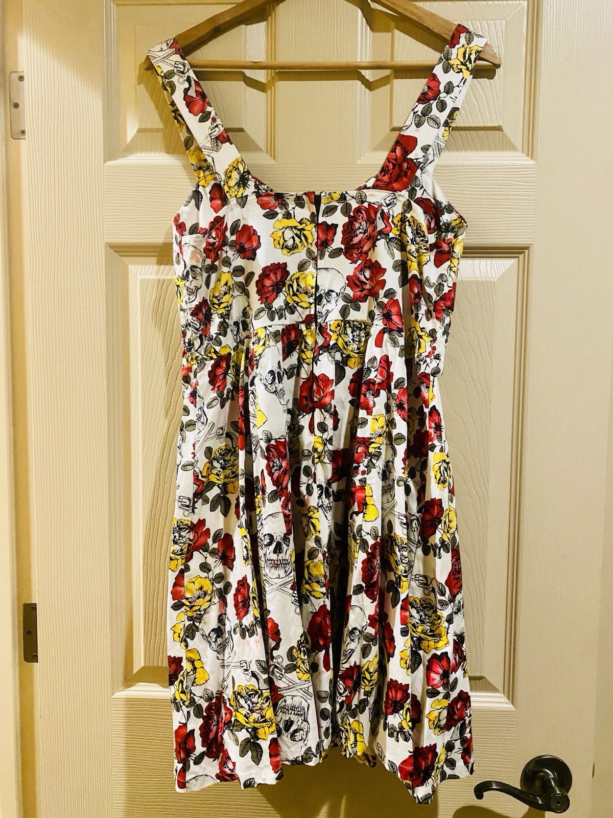 HOT TOPIC WHITE SKULLS ROSES PISTOLS ROCKABILLY PINUP FIT & FLARE DRESS SIZE XL
