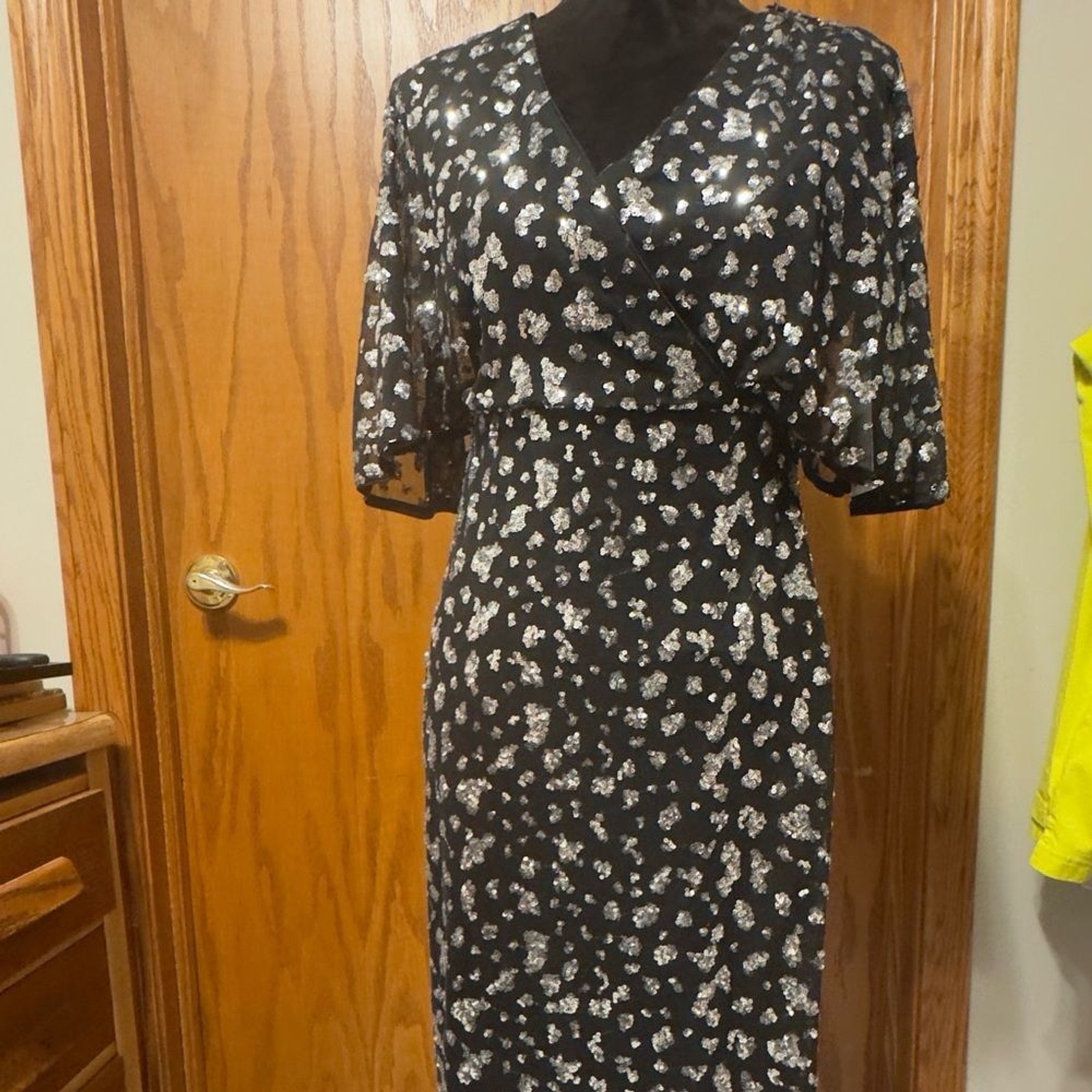 NWT KENSIE Sequin flutter sleeve midi dress size 2