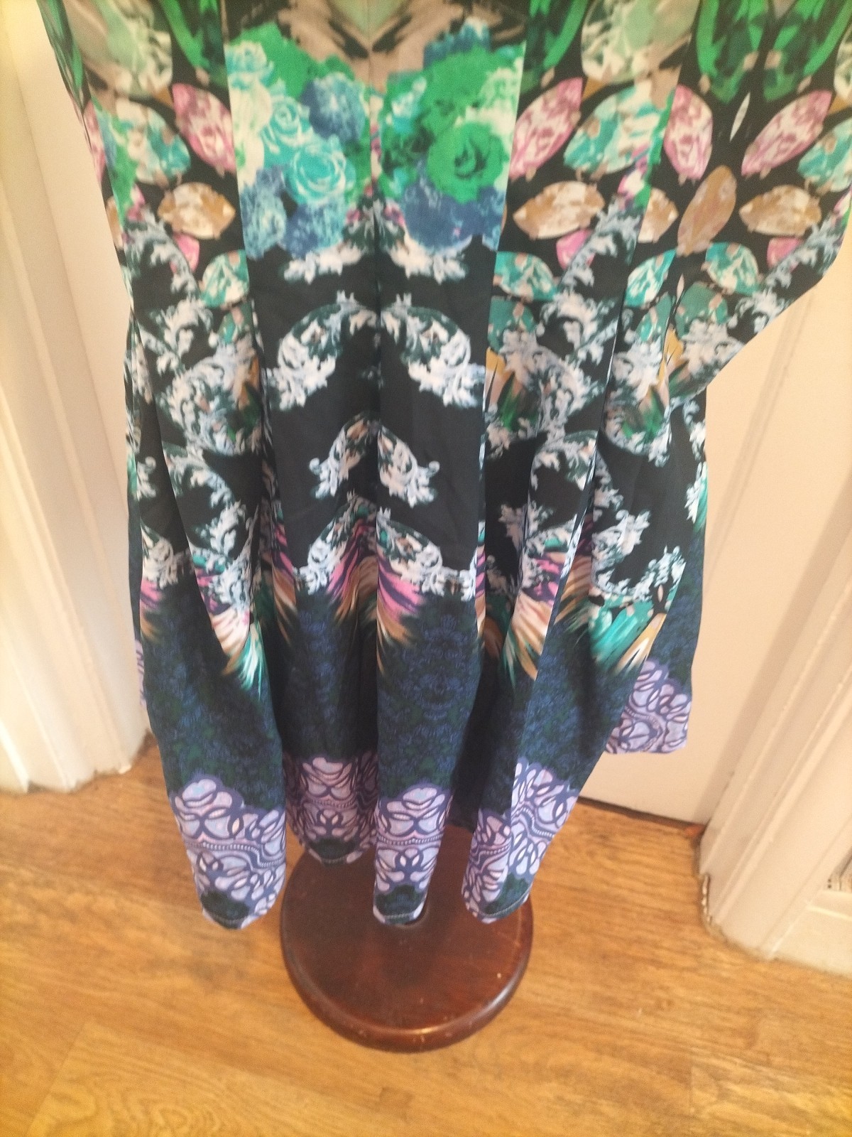 Ladies Ginger Fizz Size 10 Green Sleeveless Detailed Dress