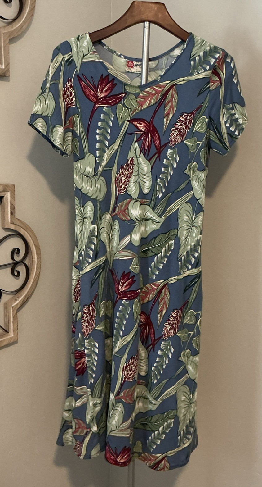 Hilo Hattie Hawaiian Midi Dress Size M Blue Multi Floral Short Sleeve USA