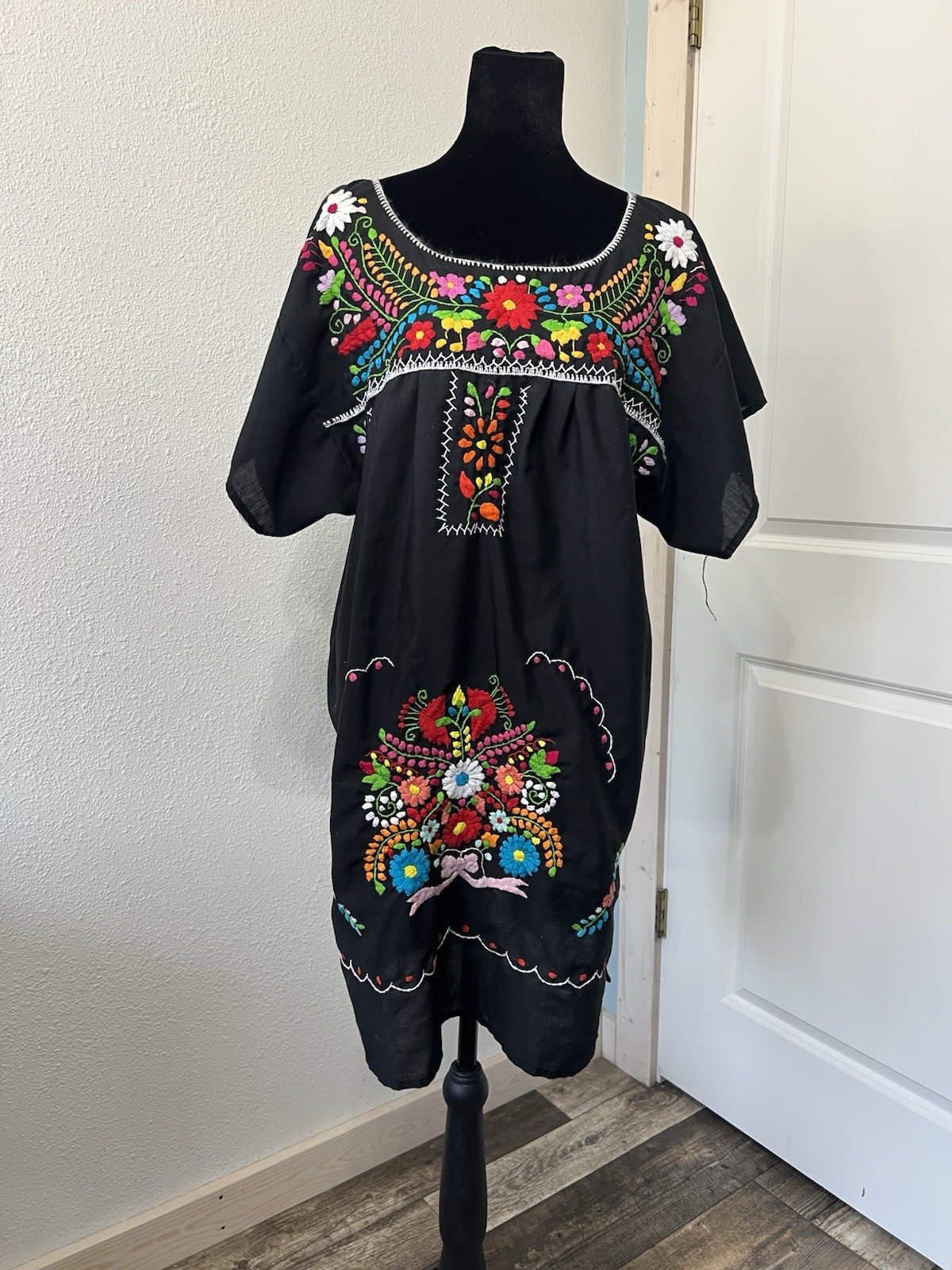 Black Embroidered Floral Dress Mexico Size L/XL Knee Length Handmade Hippie Boho