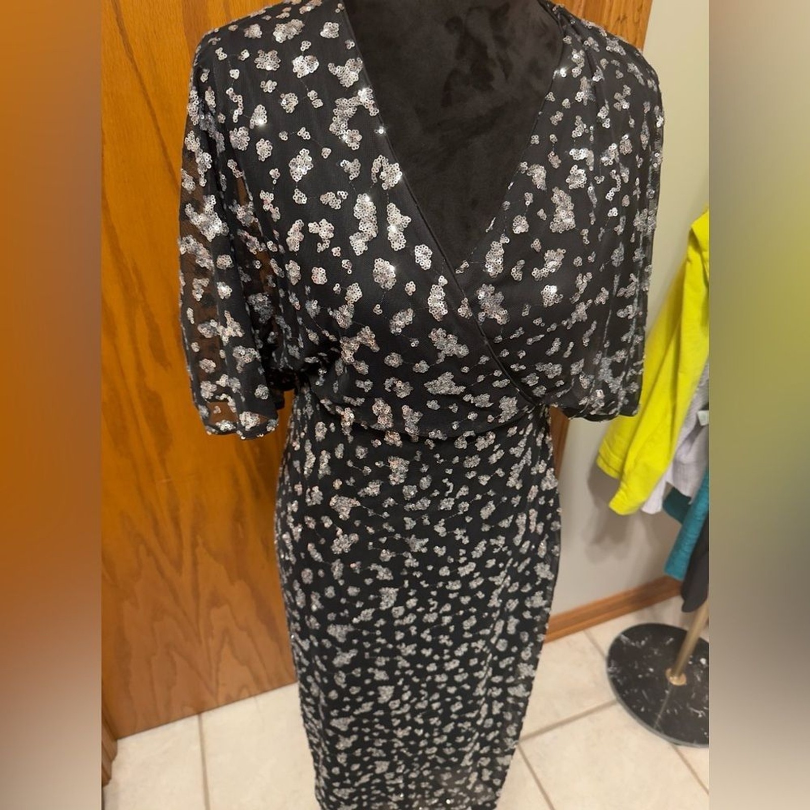 NWT KENSIE Sequin flutter sleeve midi dress size 2
