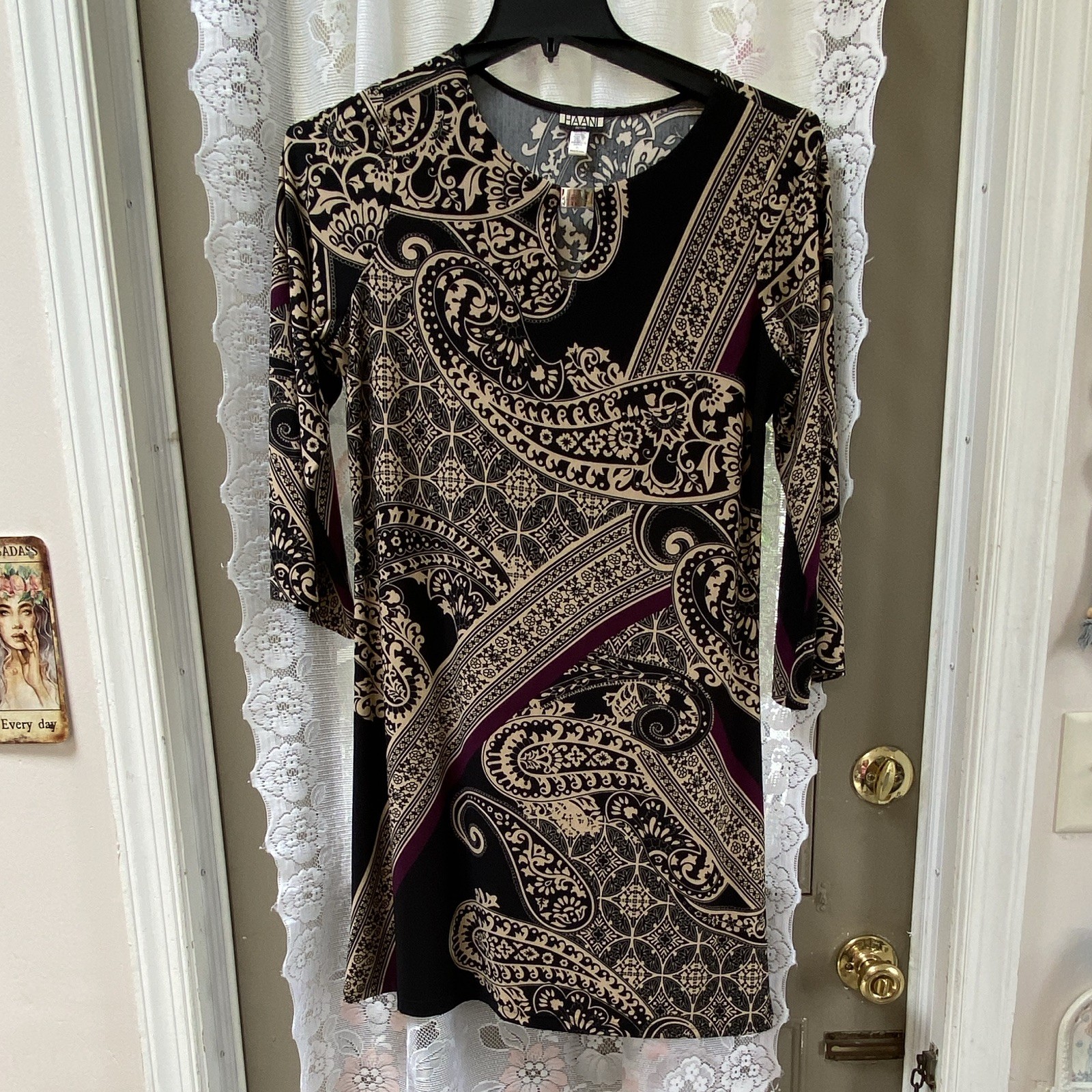 HAANI Petites PL Black/Beige/Purple Paisley Sheath V-Neck 3/4 Short Dress