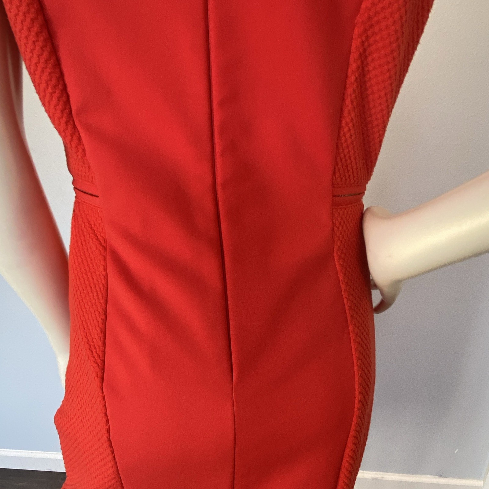 bebe Red Solid Round Neck Sleeveless Sheath Knee Length Zip Dress S/P