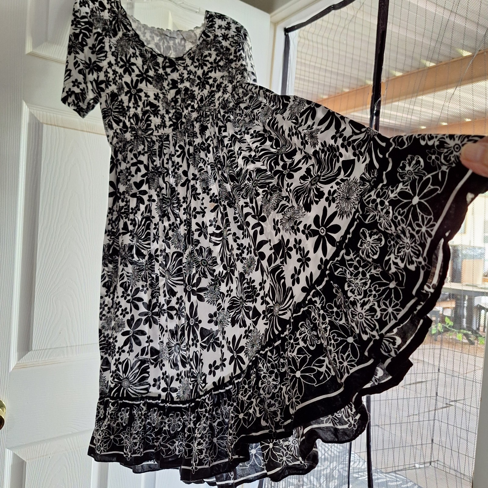VTG Draper’s & Damon’s Dress Petite M Black White Floral Smockd Boho Full Skirt
